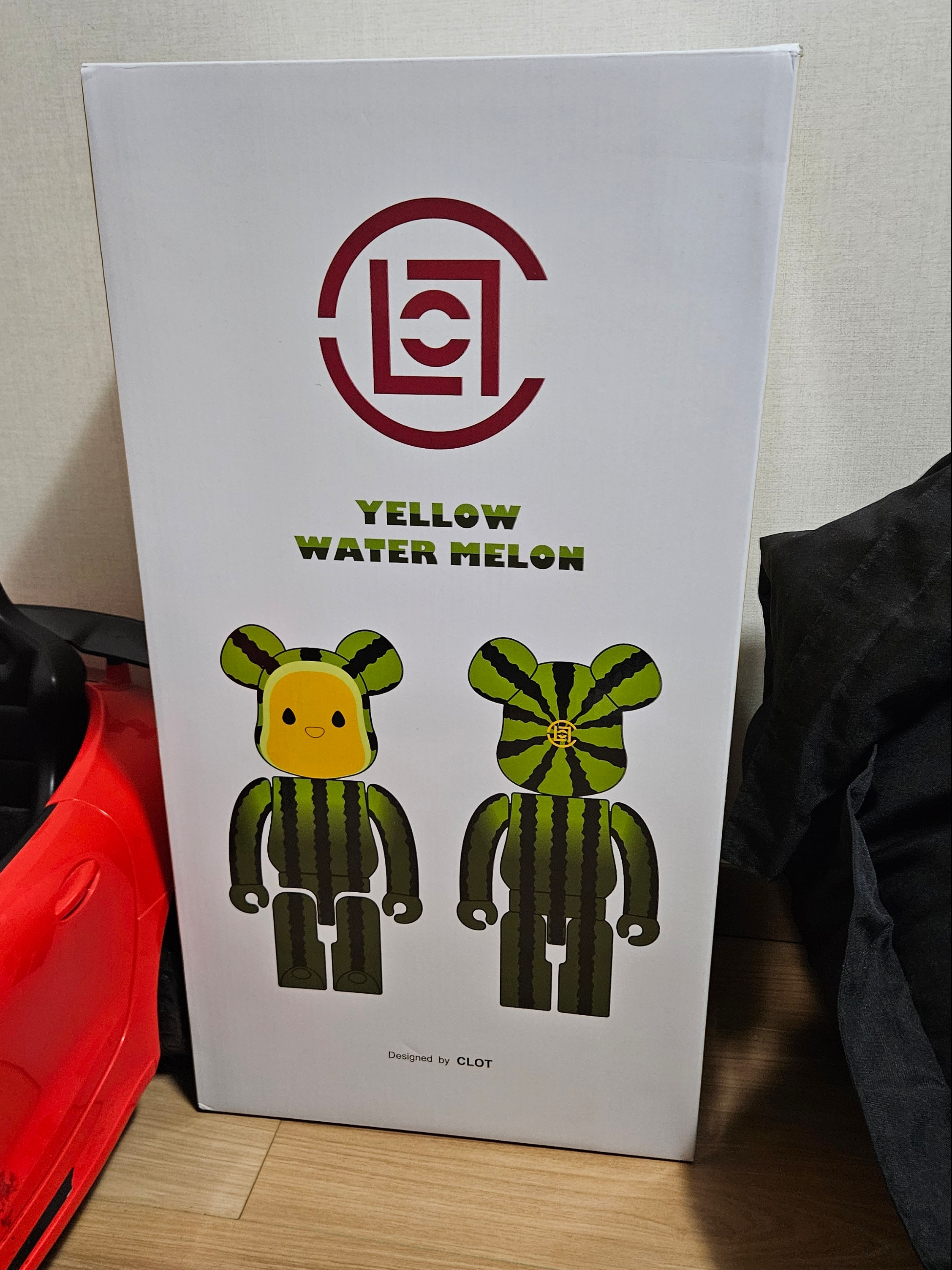 Bearbrick x Clot Summer Fruits Yellow Watermelon 1000%, Uniqlo x Kaws x Sesame Street Elmo Toy Red 착용 스타일 - 2