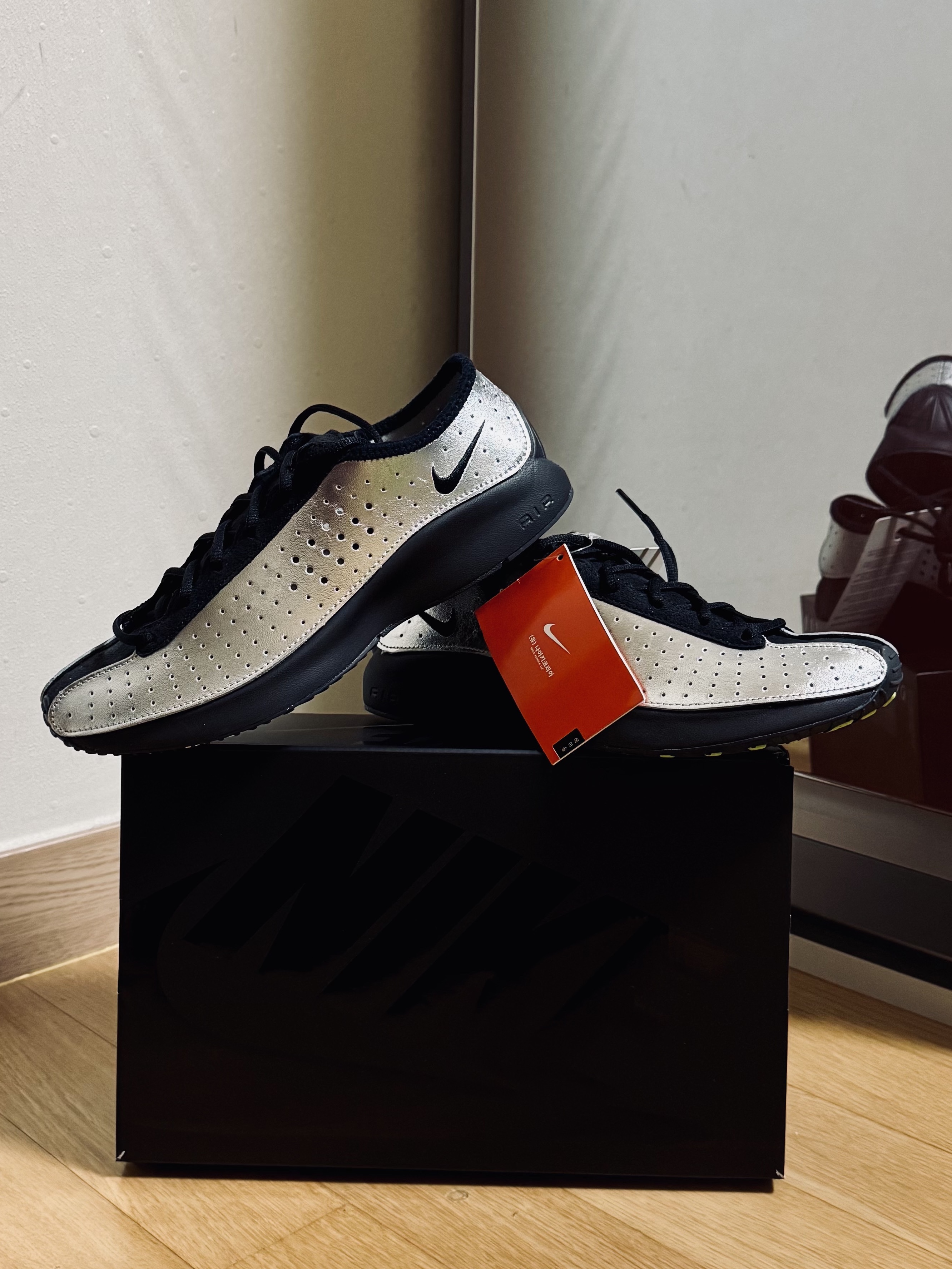(W) Nike Air Superfly Metallic Silver and Black 착용 스타일