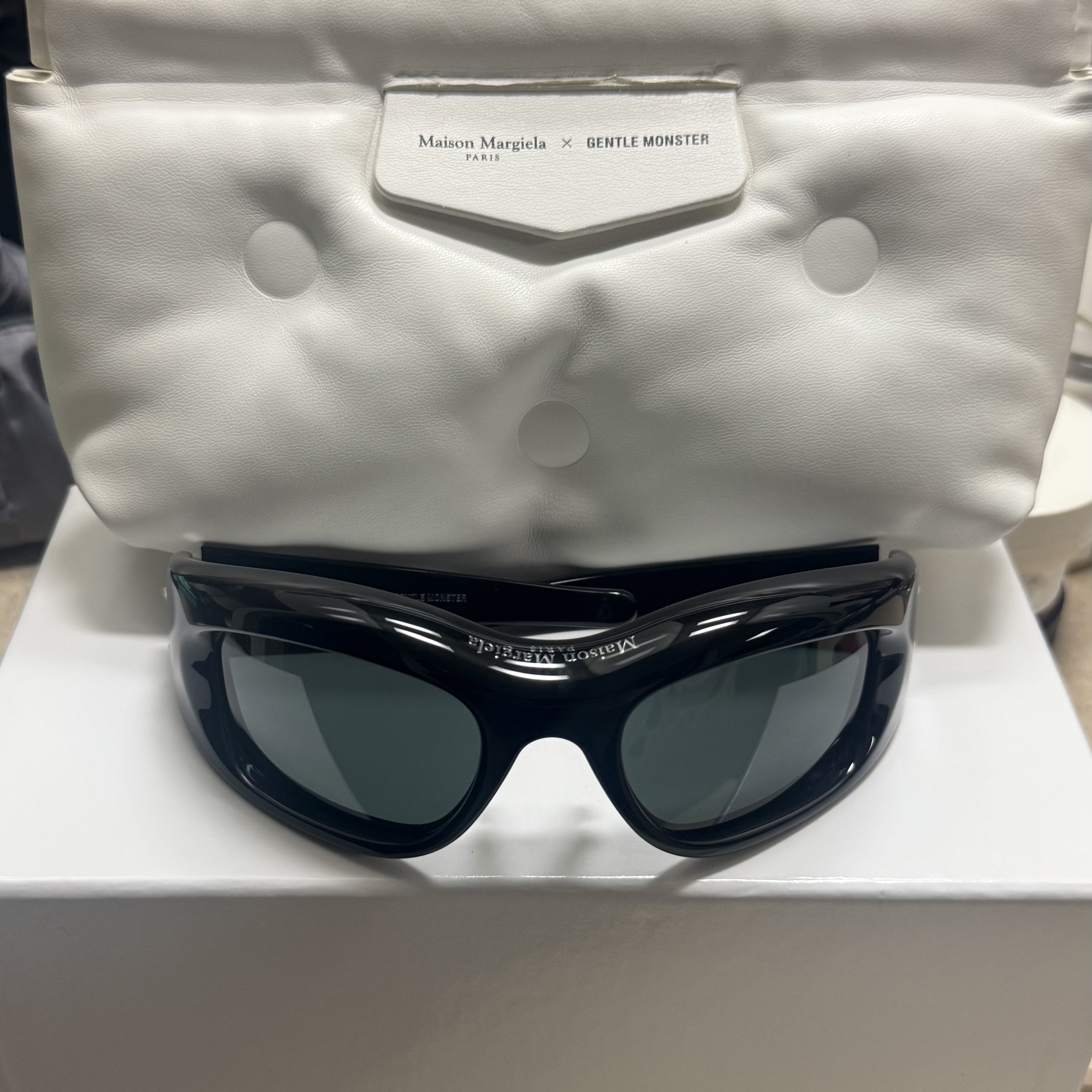 Gentle Monster x Maison Margiela MM002 Black Black 착용 스타일