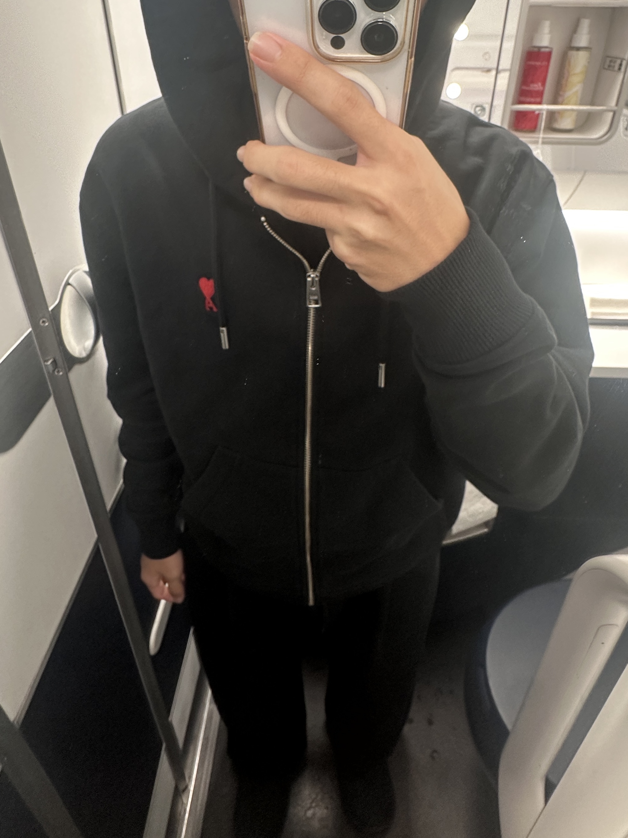 AMI de Coeur Loopback Oragnic Cotton Fleece Zipped Hoodie Black 착용 스타일