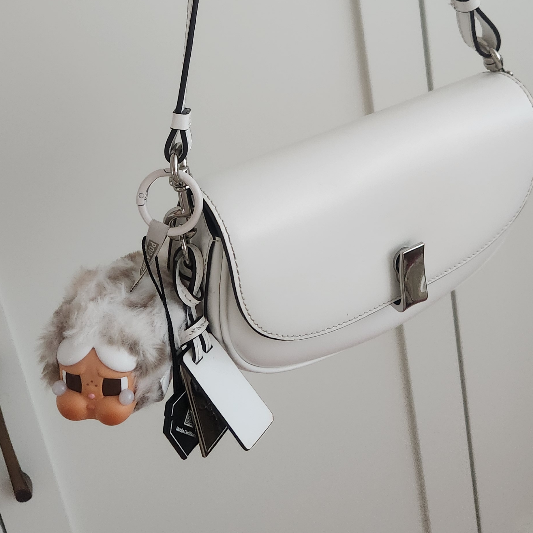 Pop Mart Crybaby Wild But Cutie Series Vinyl Plush Pendant Vanilla Cutie (Opened Case) 착용 스타일