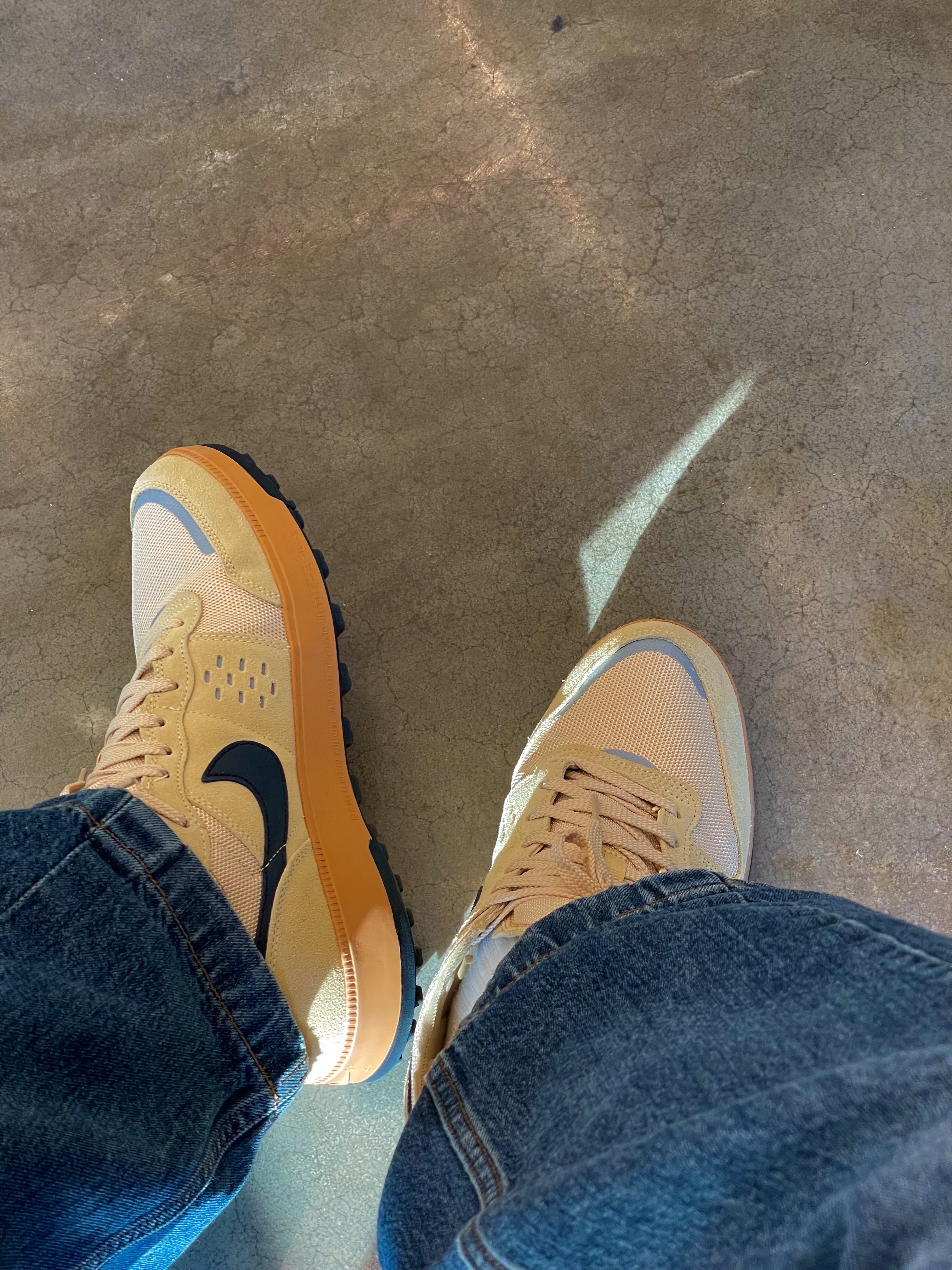 Nike C1TY Brownstone Flax Sesame 착용 스타일 - 2