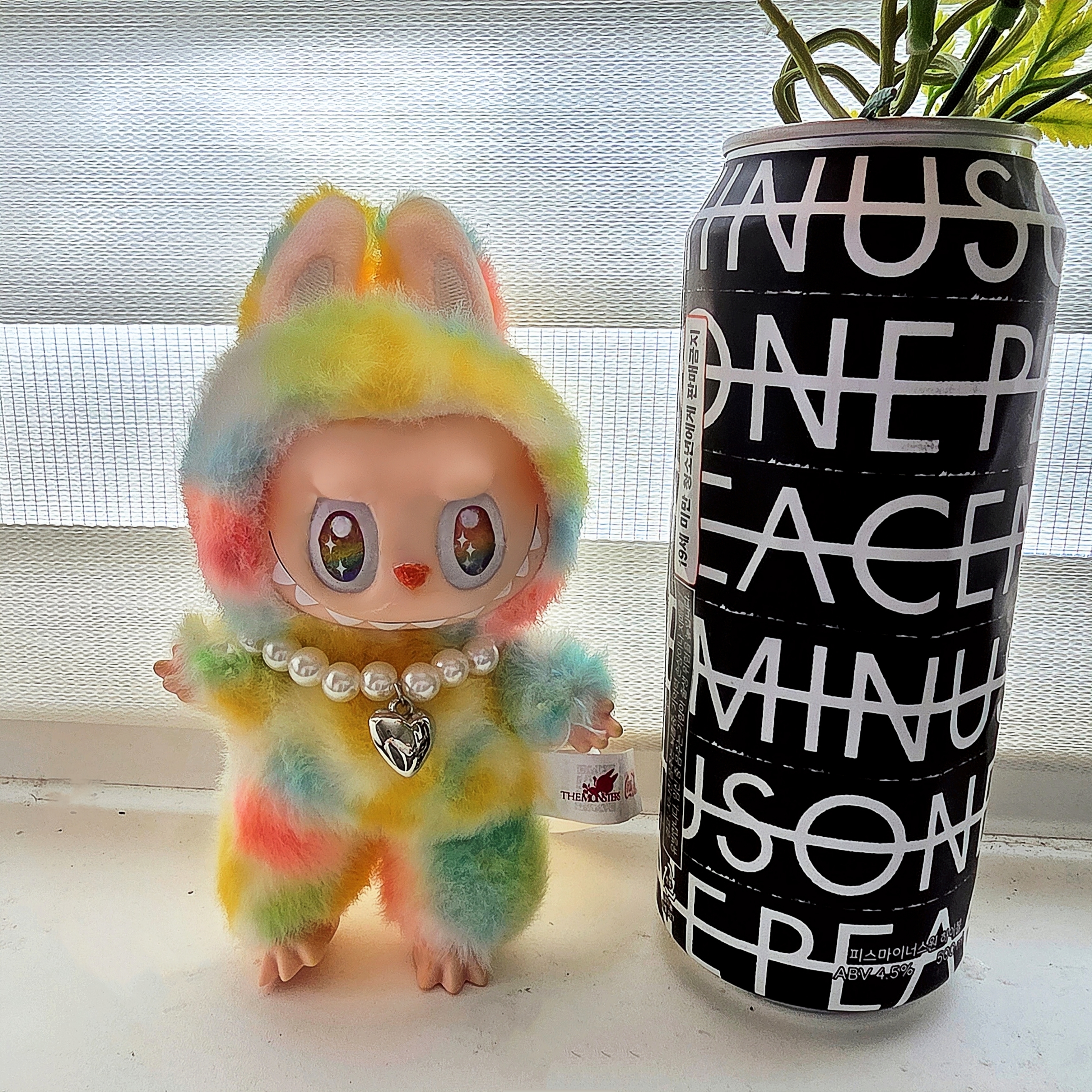 Pop Mart Labubu The Monsters Big Into Energy Series-Rock The Universe Vinyl Plush Doll 착용 스타일