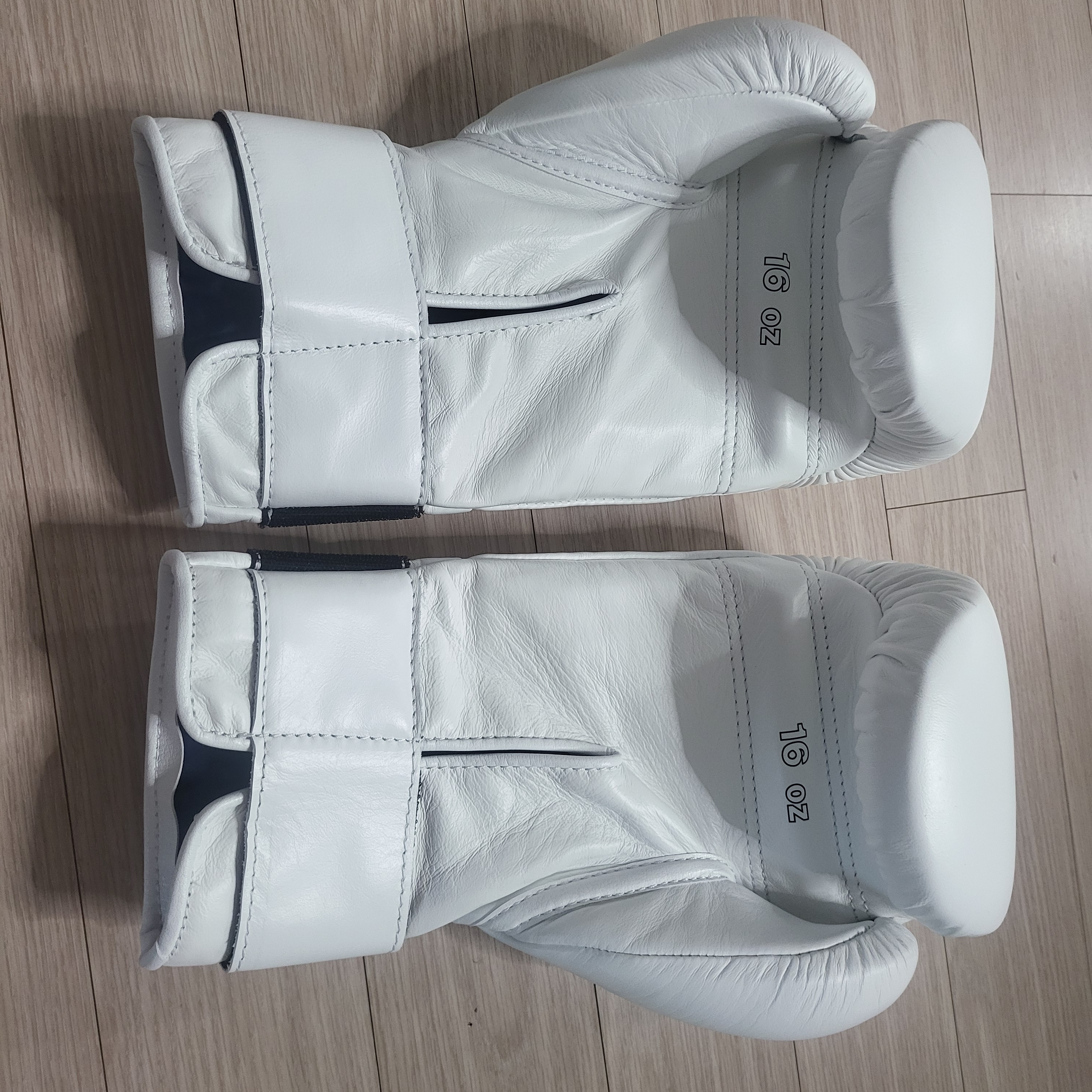Winning Velcro Boxing Gloves White 착용 스타일 - 2