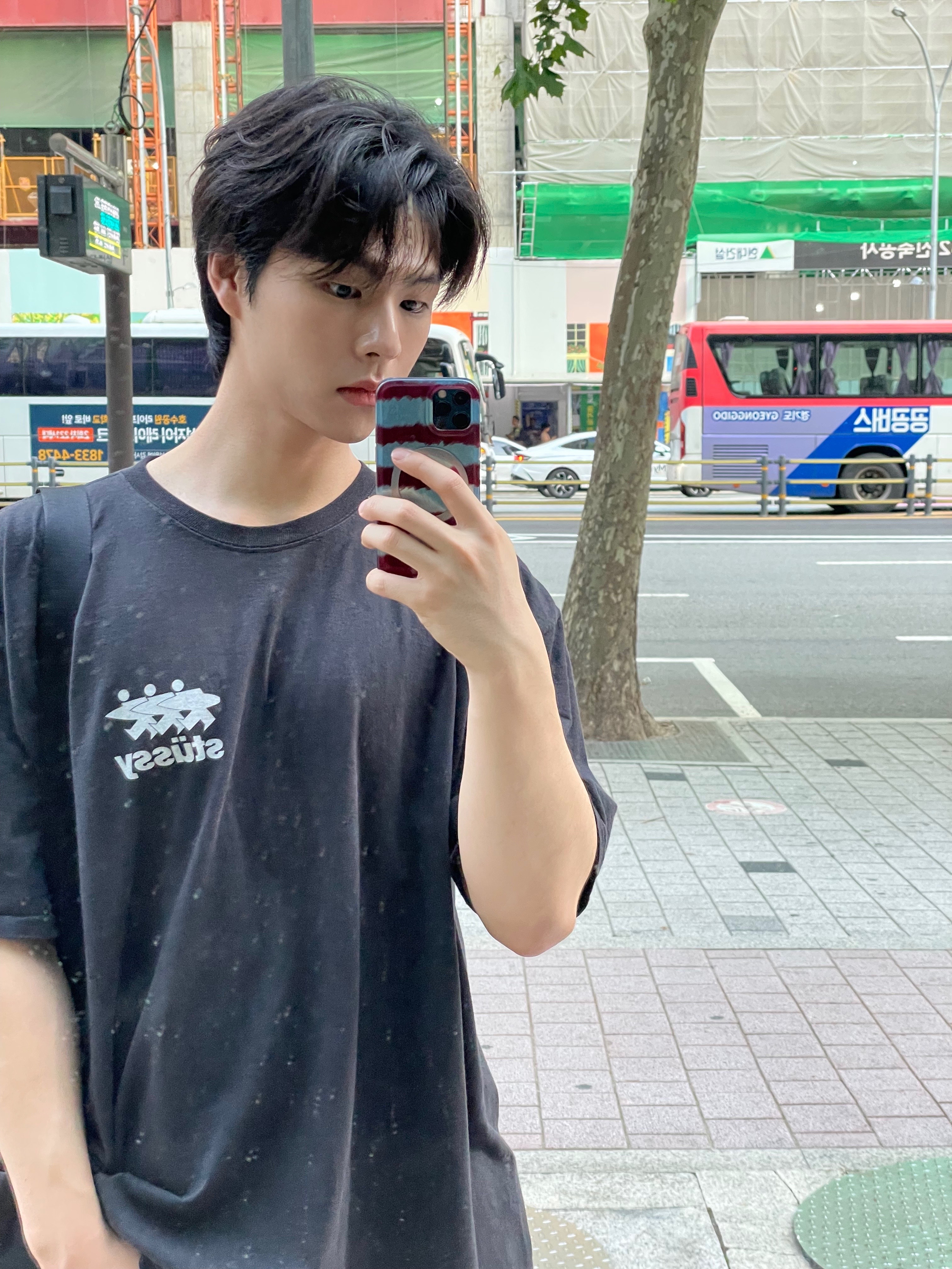 Stussy Surfwalk Pigment Dyed T-Shirt Black 착용 스타일 - 2