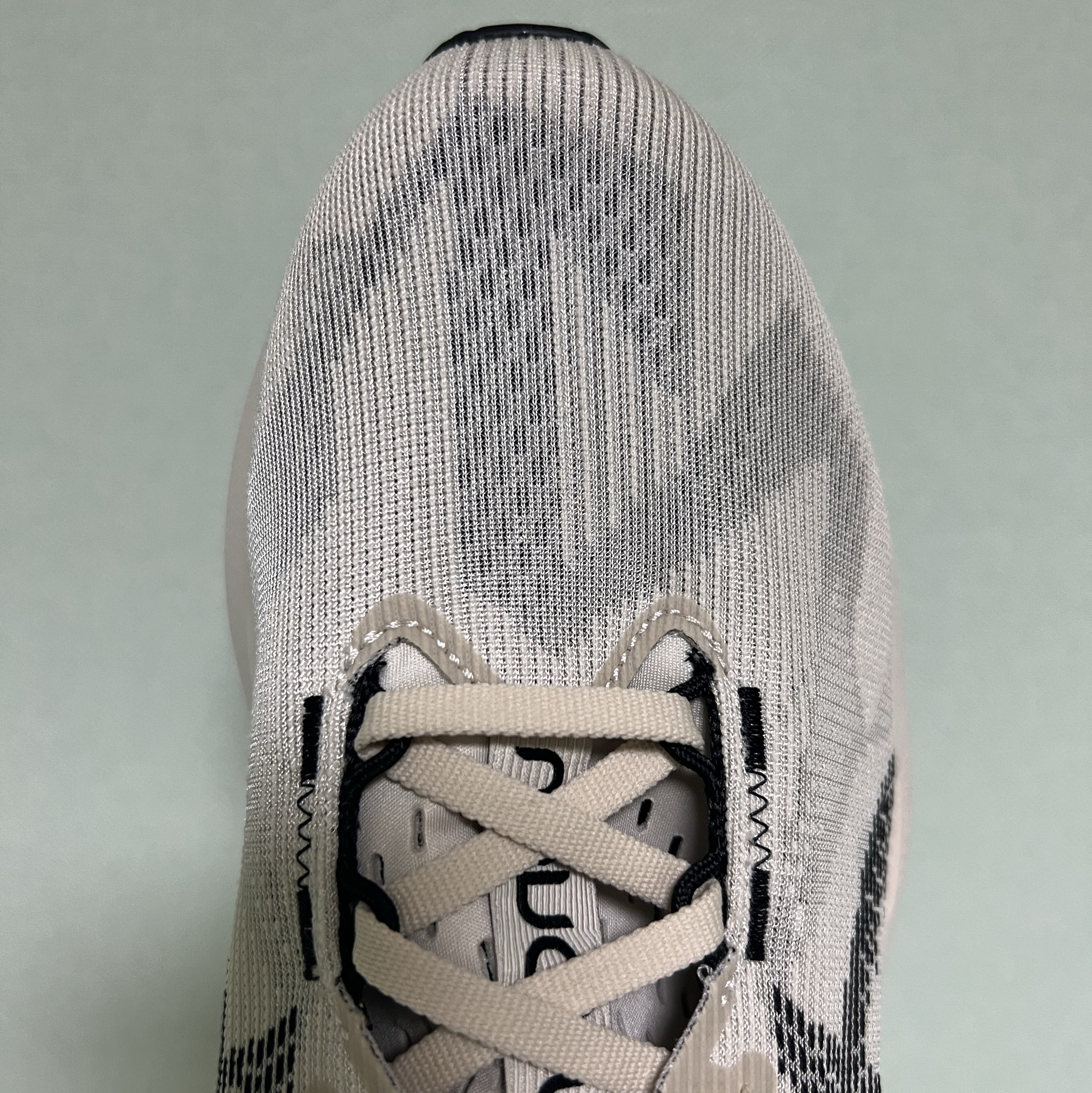 Asics Novablast 5 Oatmeal Black - D Standard 착용 스타일 - 4