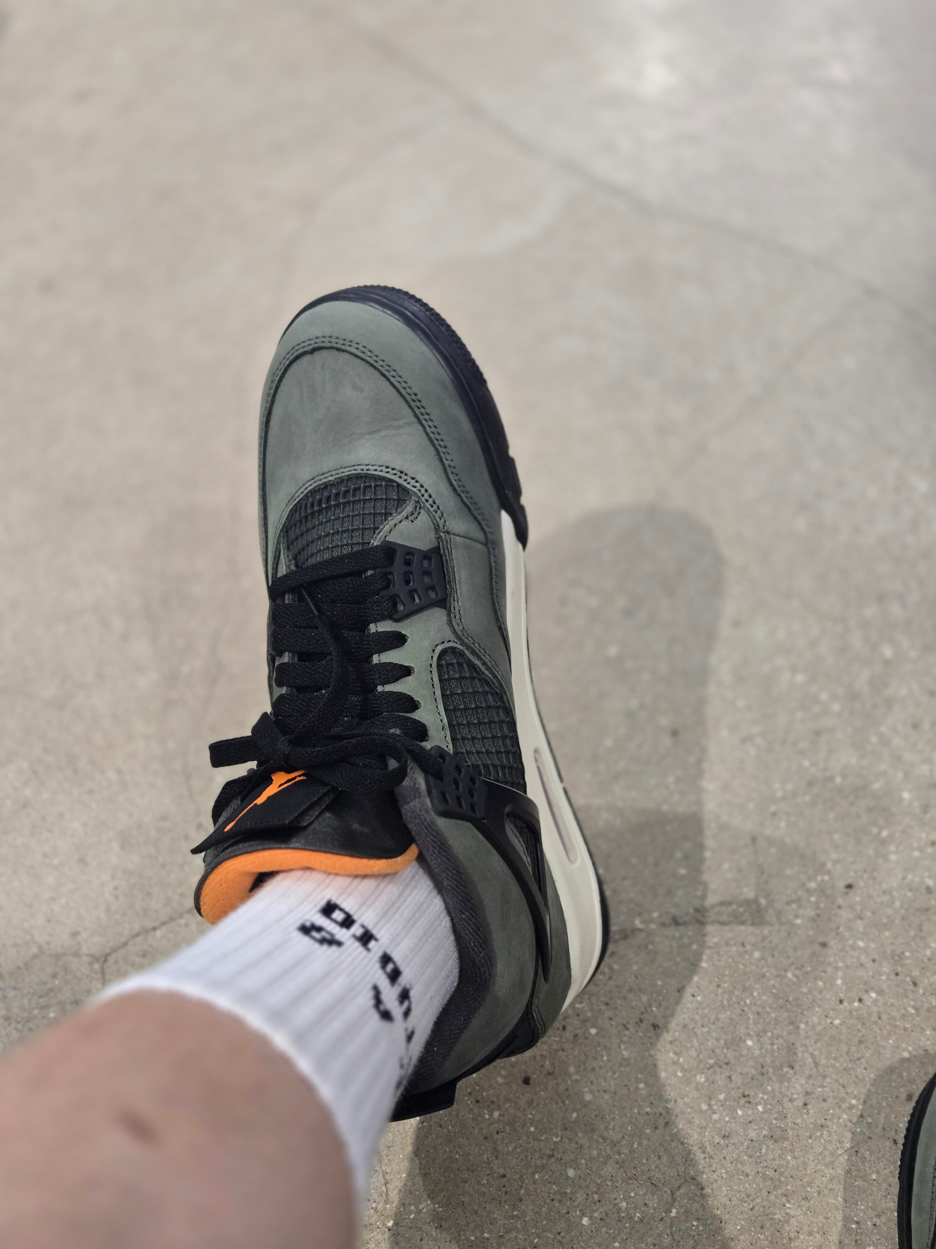 Jordan 4 x Undefeated Retro OG SP Deep Green and Clementine, Kapital 14 oz. Denim Short Pants Studs Remake Indigo (Processing) 착용 스타일 - 3