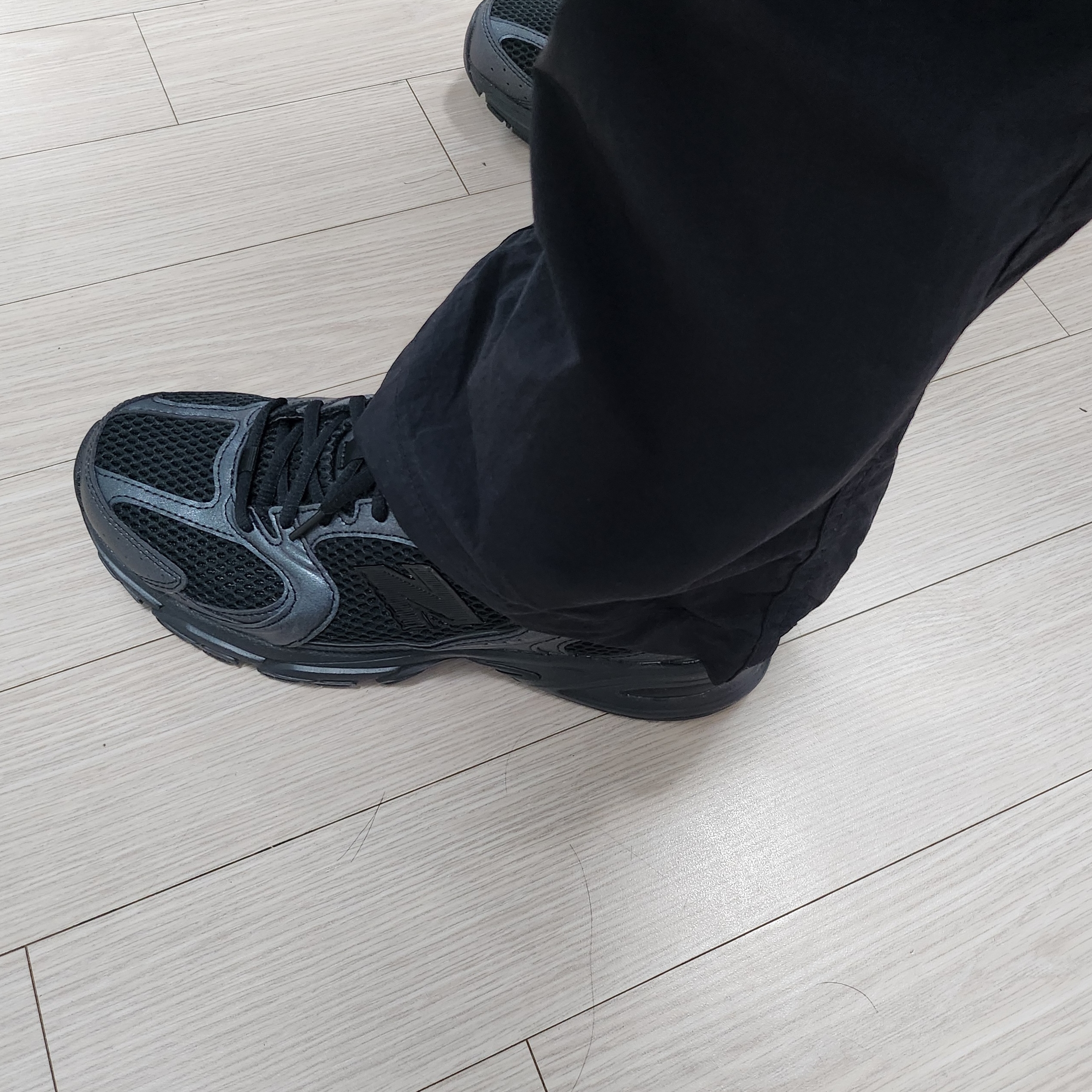 New Balance 530 Black 착용 스타일 - 1