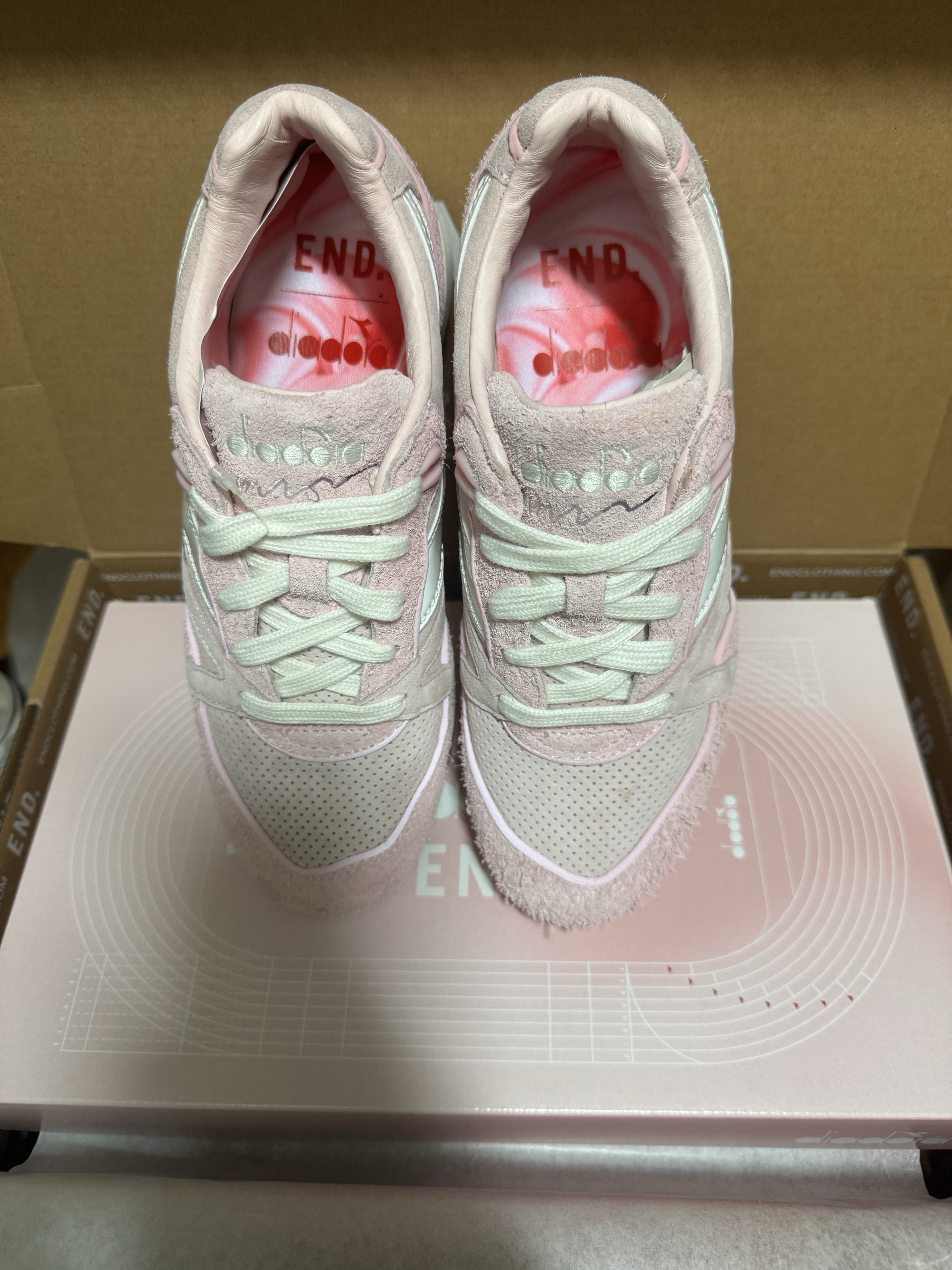 Diadora x END. N9000 Pink, Dr. Martens x Pleasures Jorge Leather Mules Black 착용 스타일 - 4