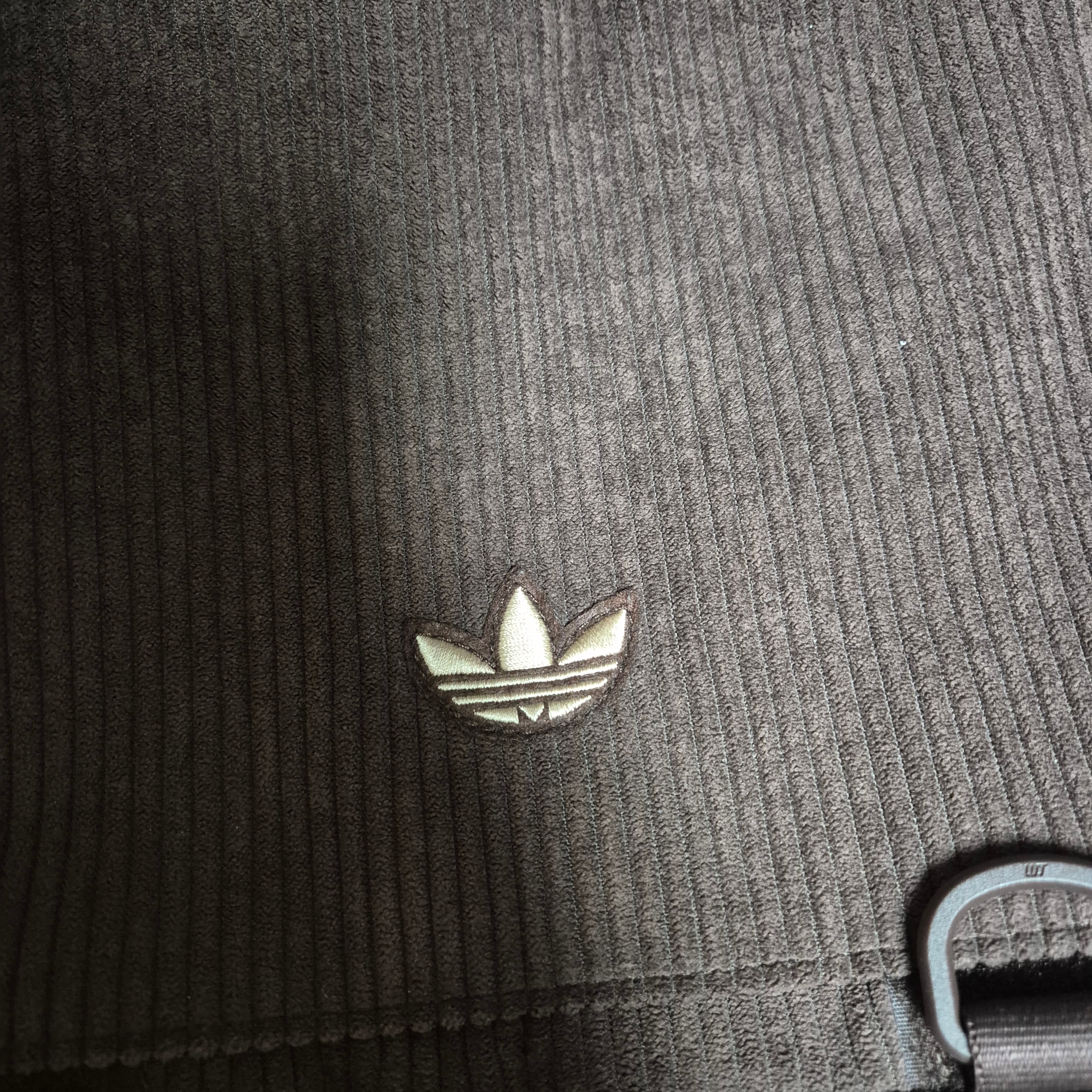 Adidas NEXT+ Corduroy Messenger Bag Shadow Brown 착용 스타일