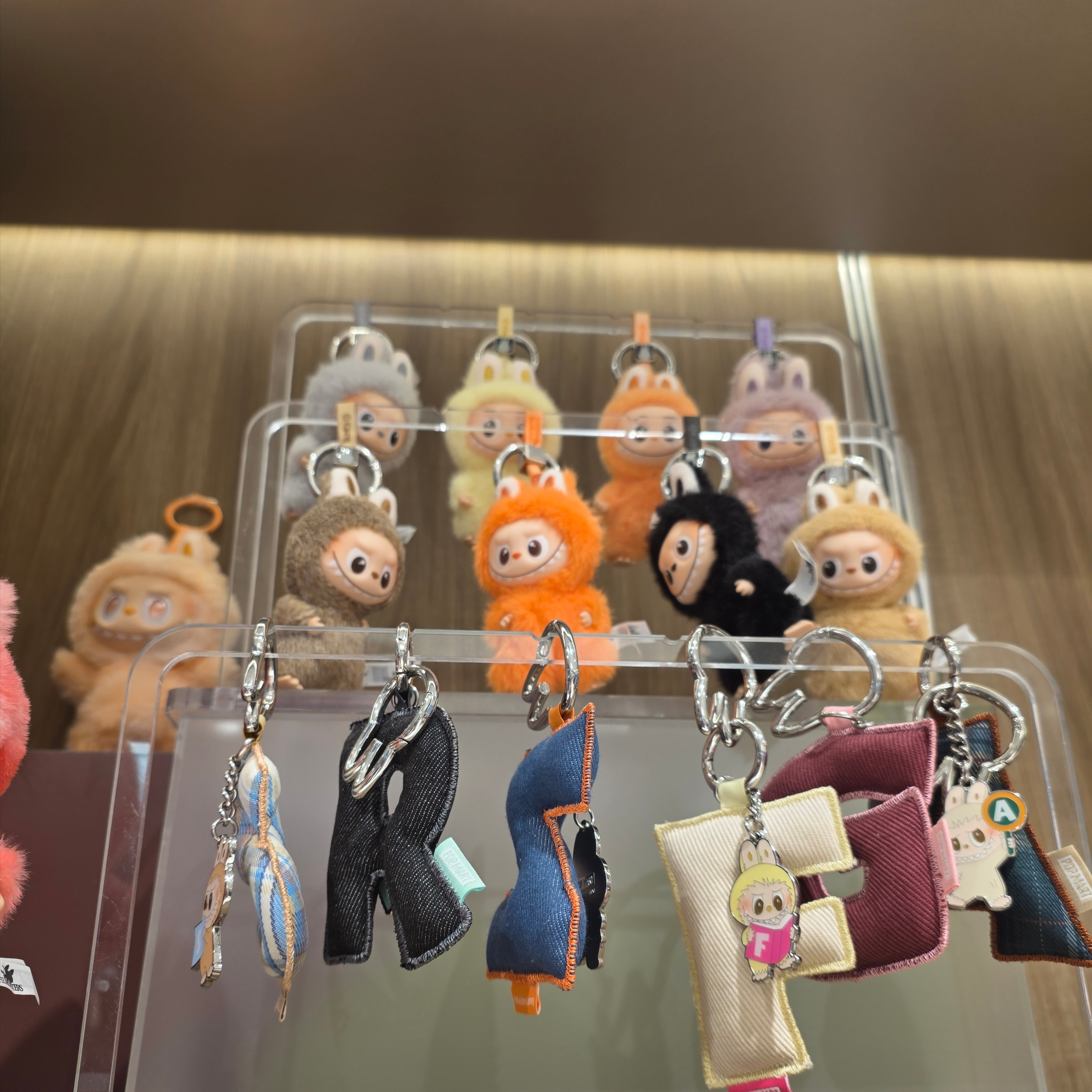 Pop Mart Labubu The Monsters Pin For Love Series Vinyl Plush Pendant Sealed Case (N-Z) (14 Blind Boxes), Pop Mart Labubu The Monsters Pin For Love Series Vinyl Plush Pendant Sealed Case (A-M) (14 Blind Boxes) 착용 스타일