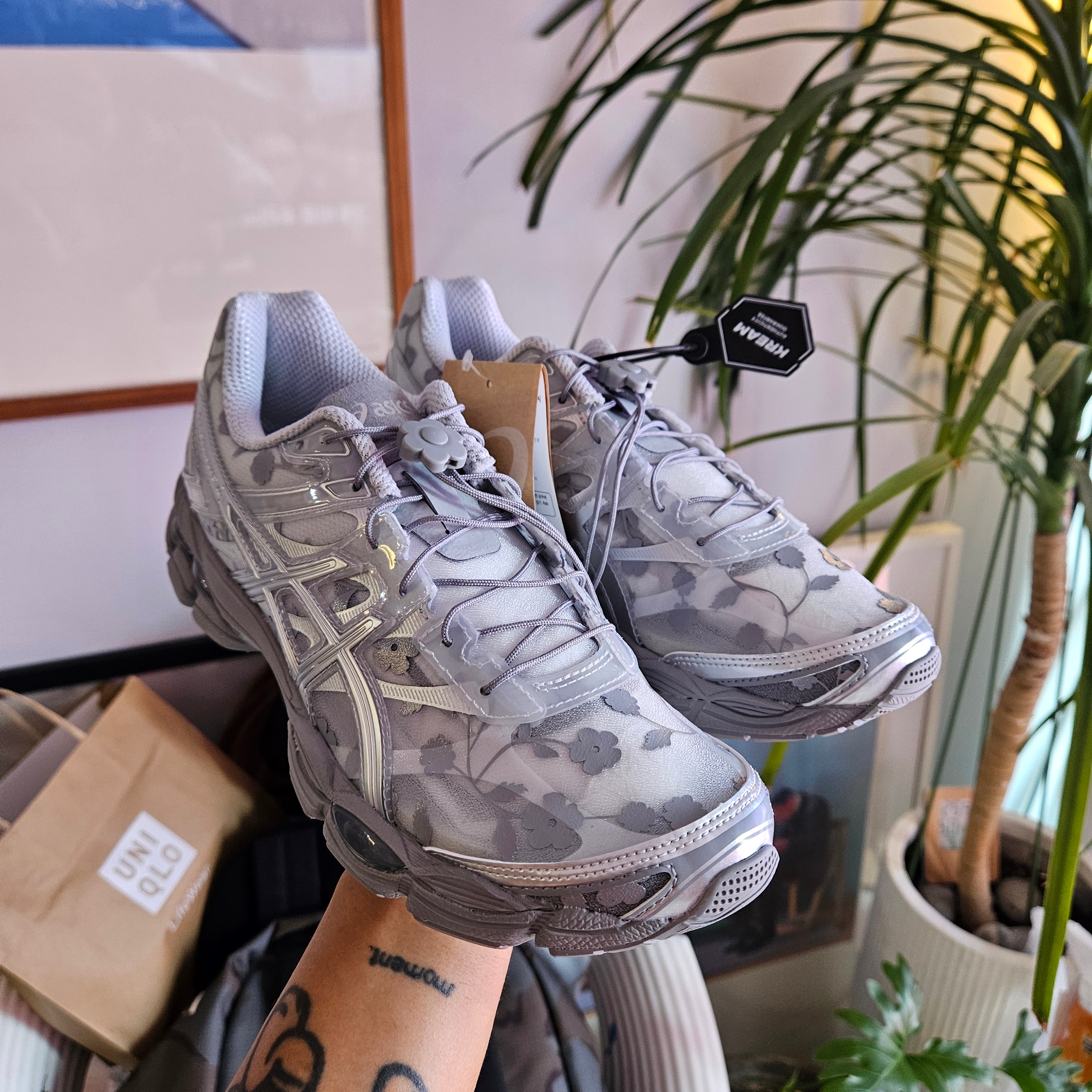 Asics x Cecilie Bahnsen Gel-Cumulus 16 Gray 착용 스타일 - 1