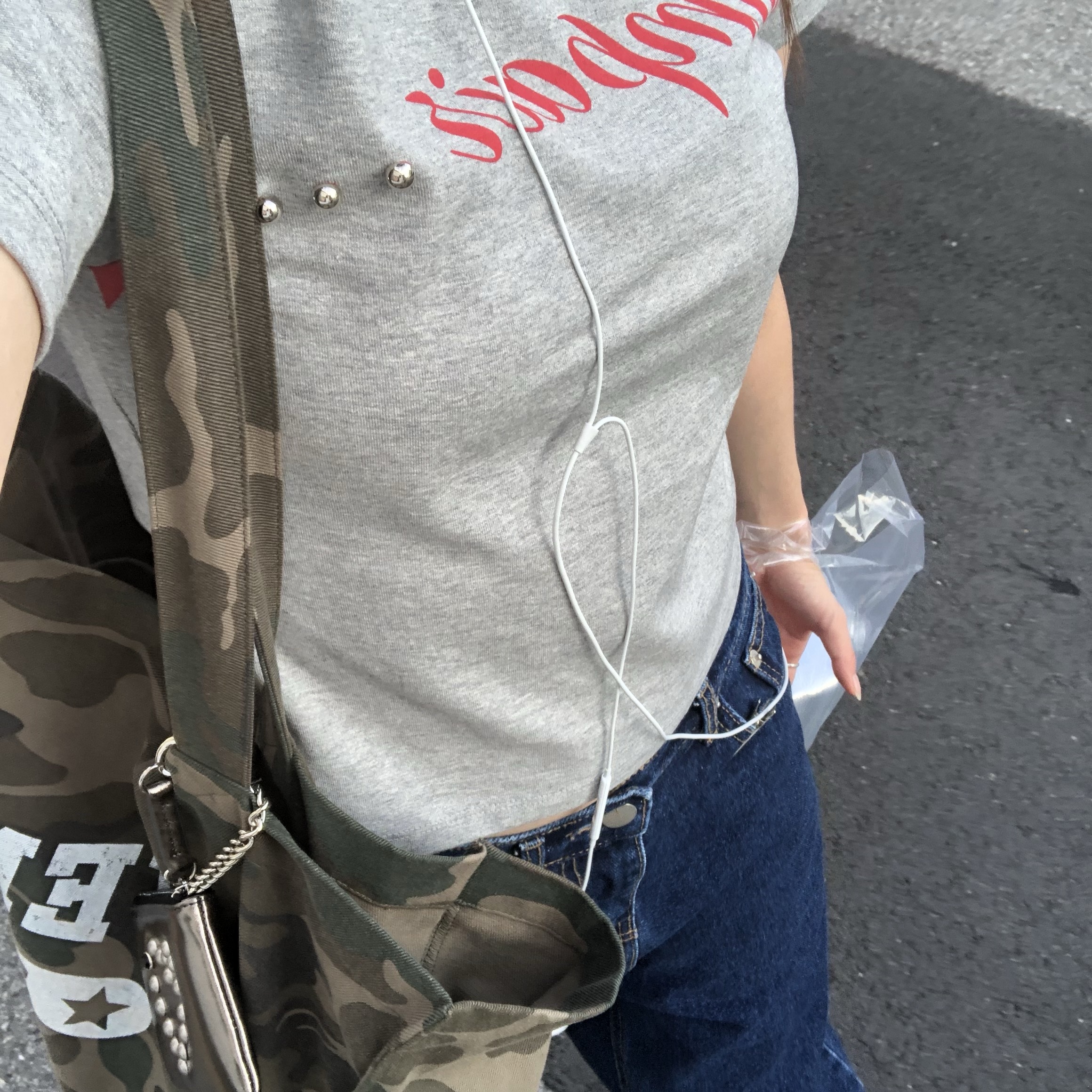 mnmpair Lettering Crop Tee Grey, Open Yy Heart Stud Chain Wallet Gunmetal 착용 스타일 - 3