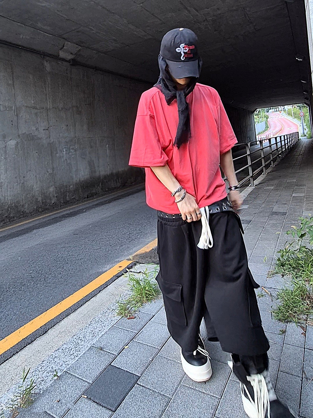 Rick Owens Hollywood Mega Bumper Geobasket in Full Grain Calf Leather Black Milk 착용 스타일 - 1