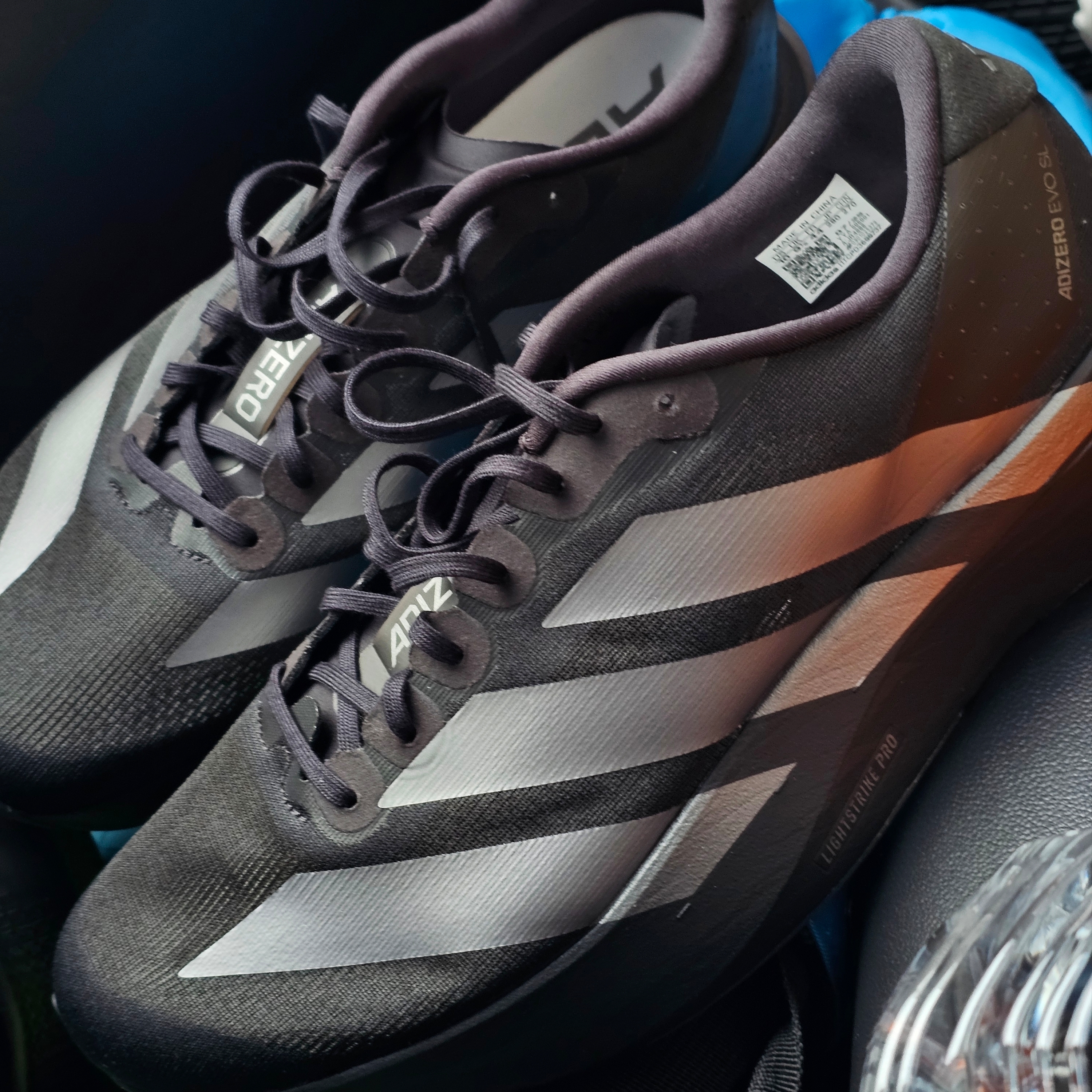 Adidas Adizero EVO SL Core Black Iron Metallic 착용 스타일 - 2