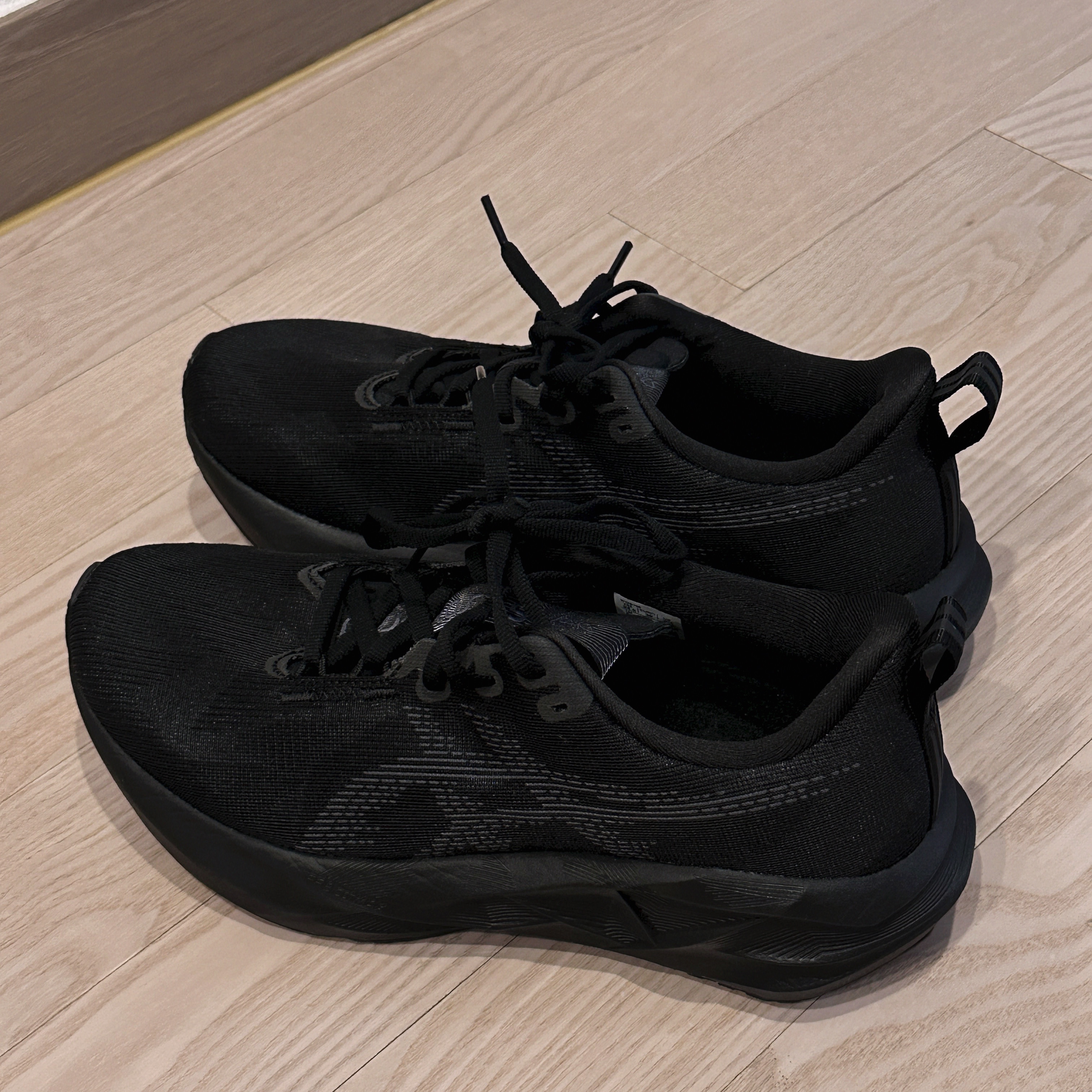 (W) Asics Novablast 5 Black Carrier Grey 착용 스타일 - 1