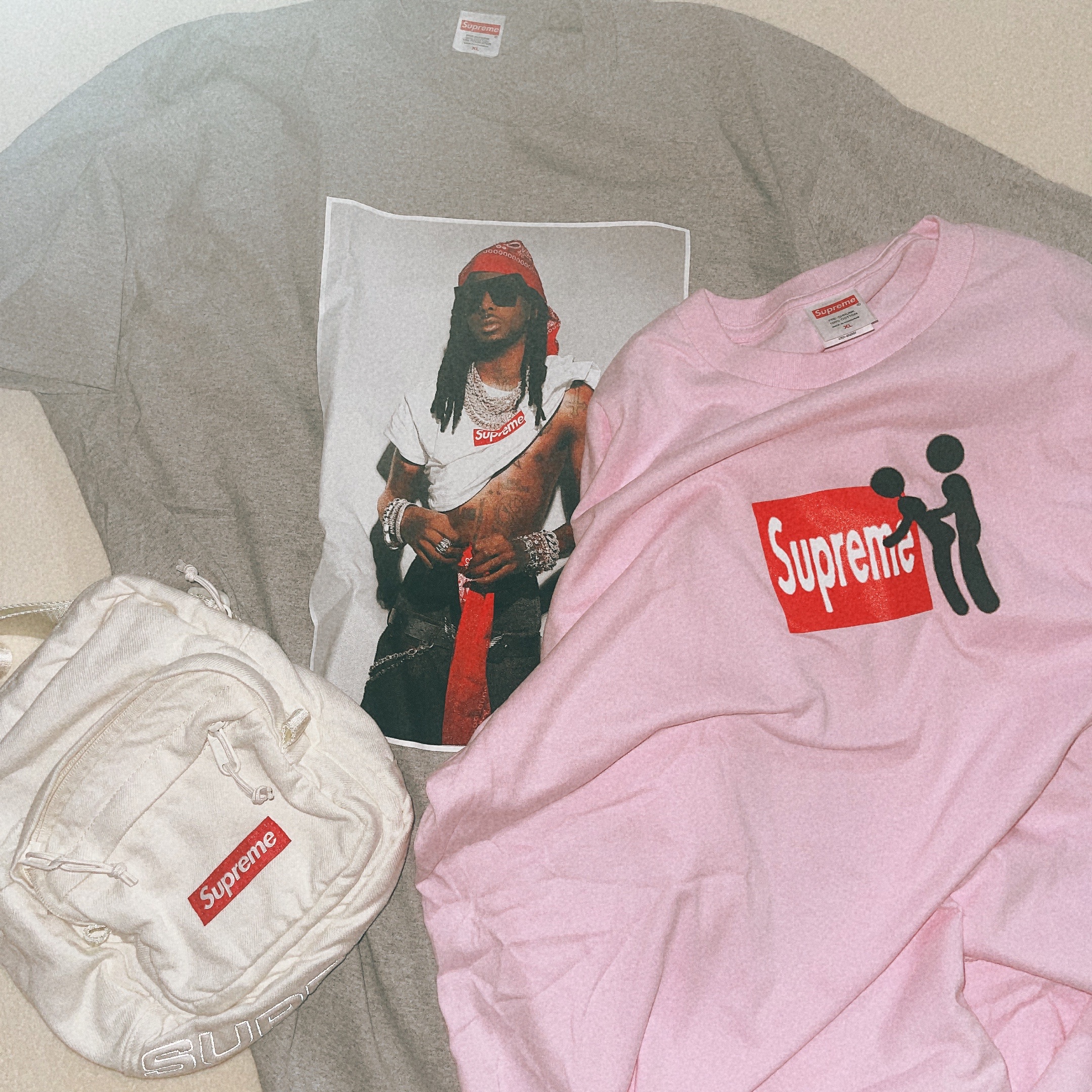 Supreme Denim Shoulder Bag White - 25FW, Supreme Stick T-Shirt Pink - 25FW 착용 스타일