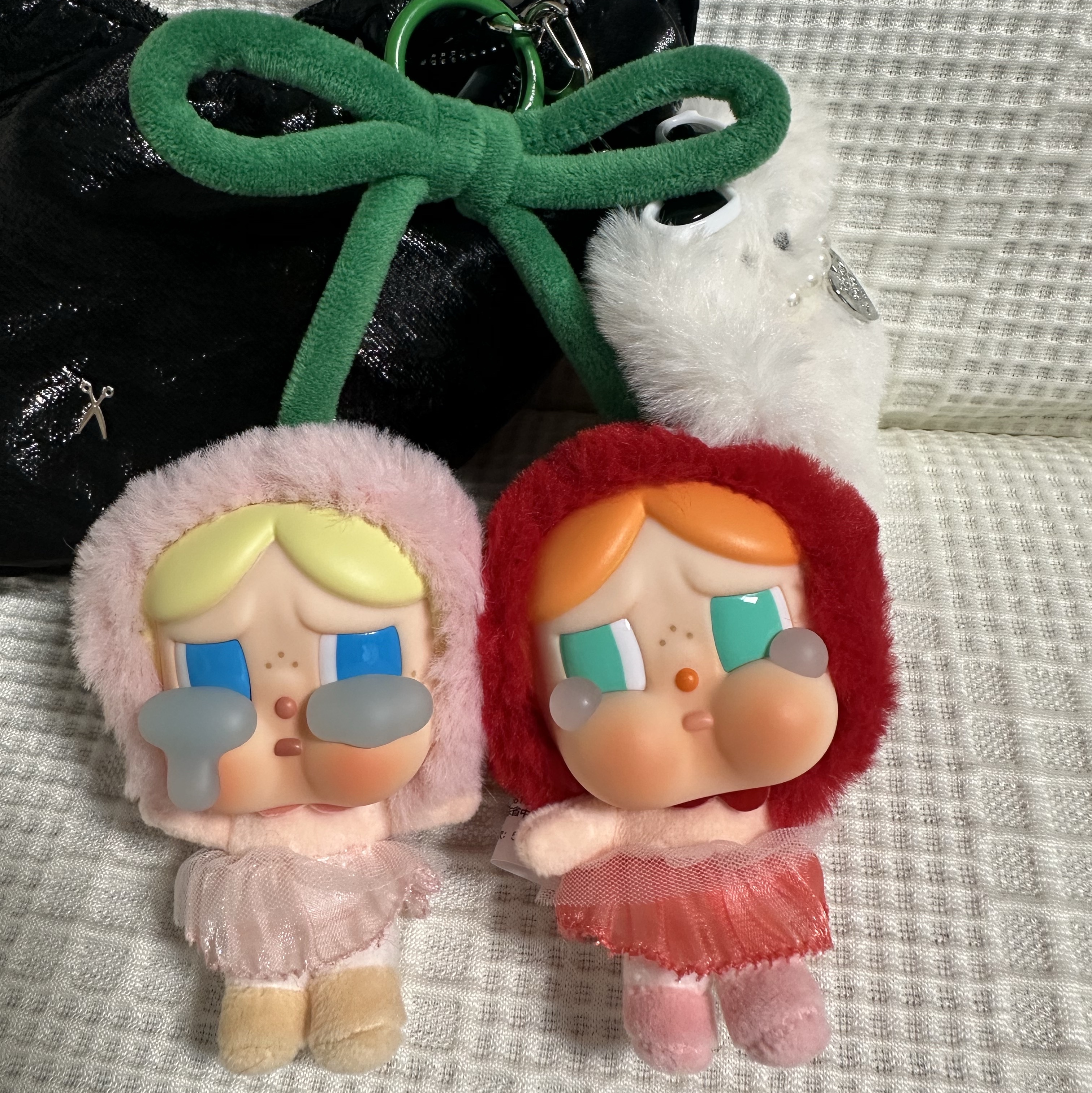 Pop Mart Crybaby Crying For Love Series Vinyl Plush 착용 스타일