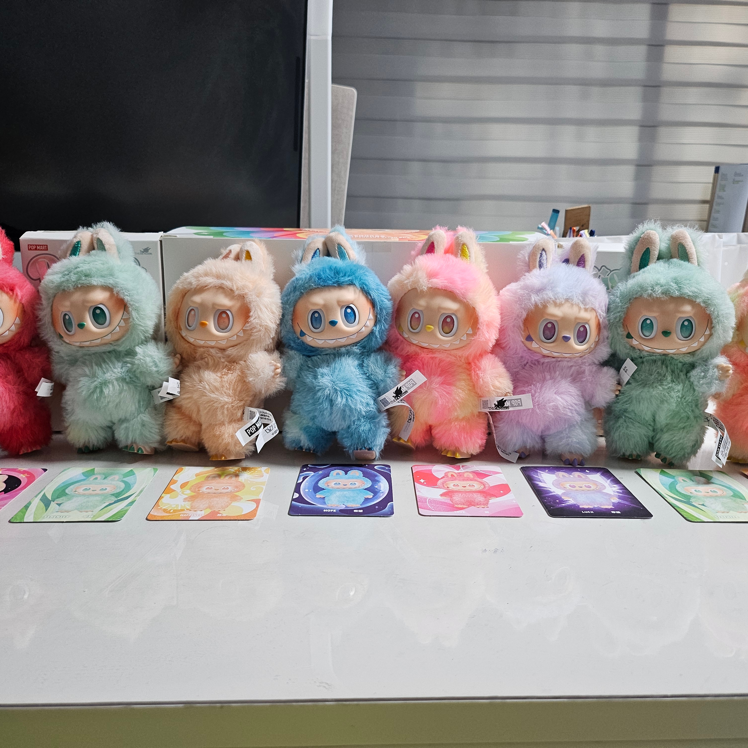 Pop Mart Labubu The Monsters Highlight Series Sealed Case (6 Blind Boxes) 착용 스타일
