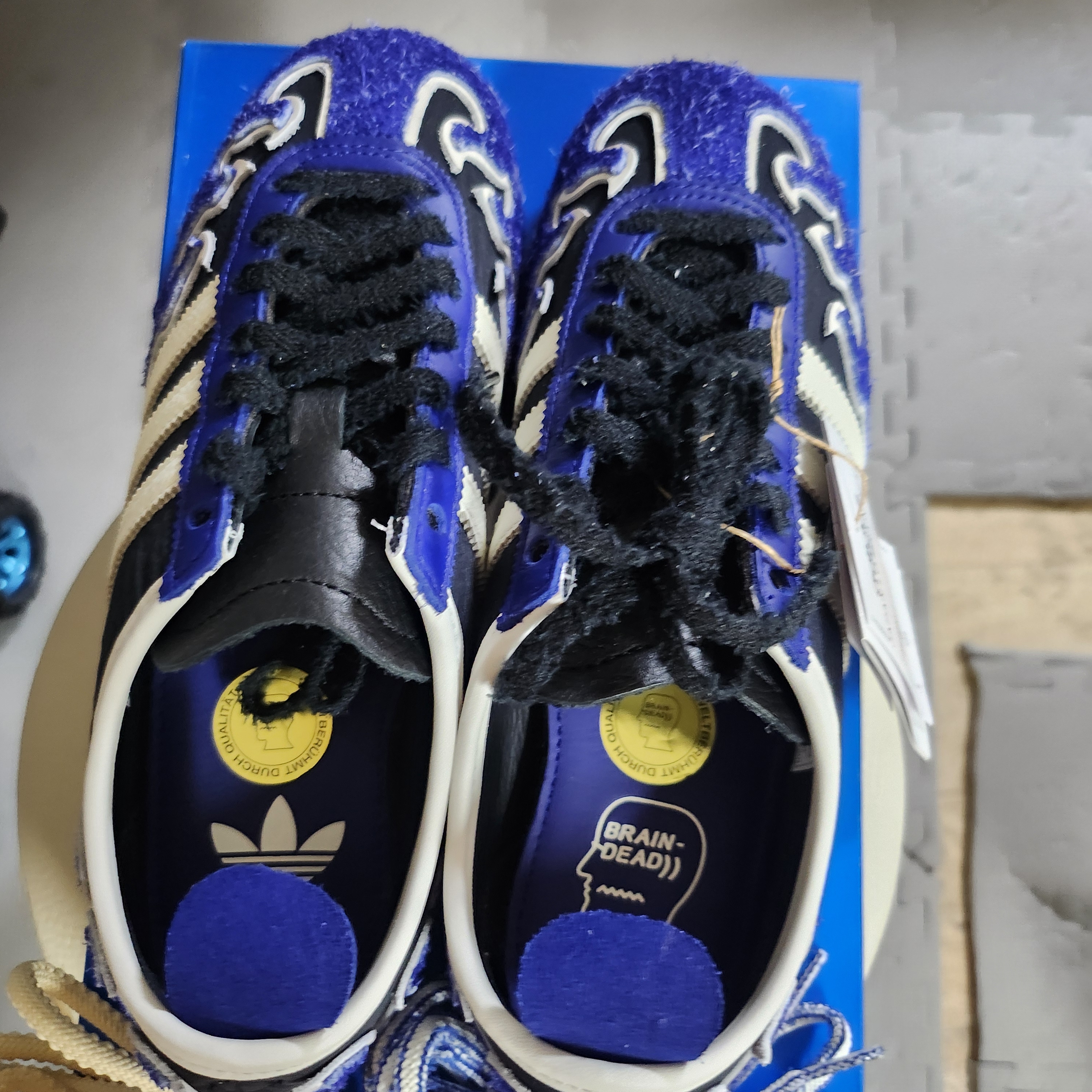 Adidas x Brain Dead Japan Core Black Off White 착용 스타일 - 3