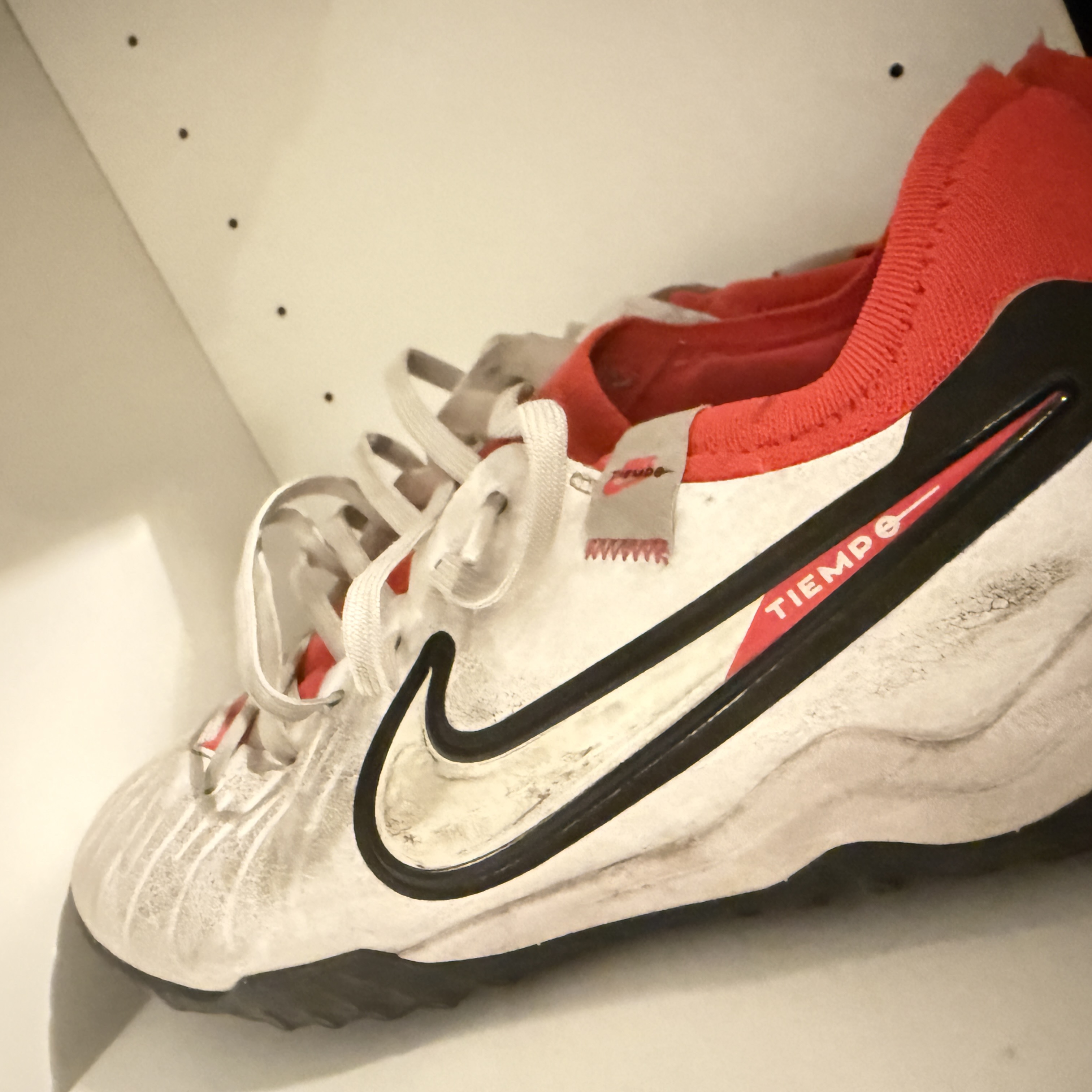 Nike Tiempo Legend 10 Pro TF White Bright Crimson 착용 스타일