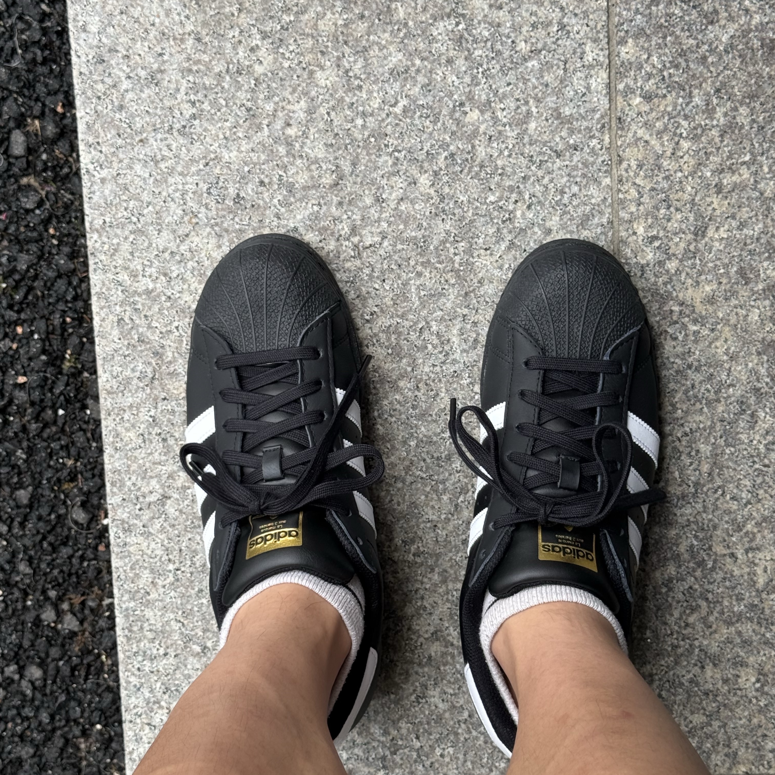 Adidas Superstar Core Black White 착용 스타일