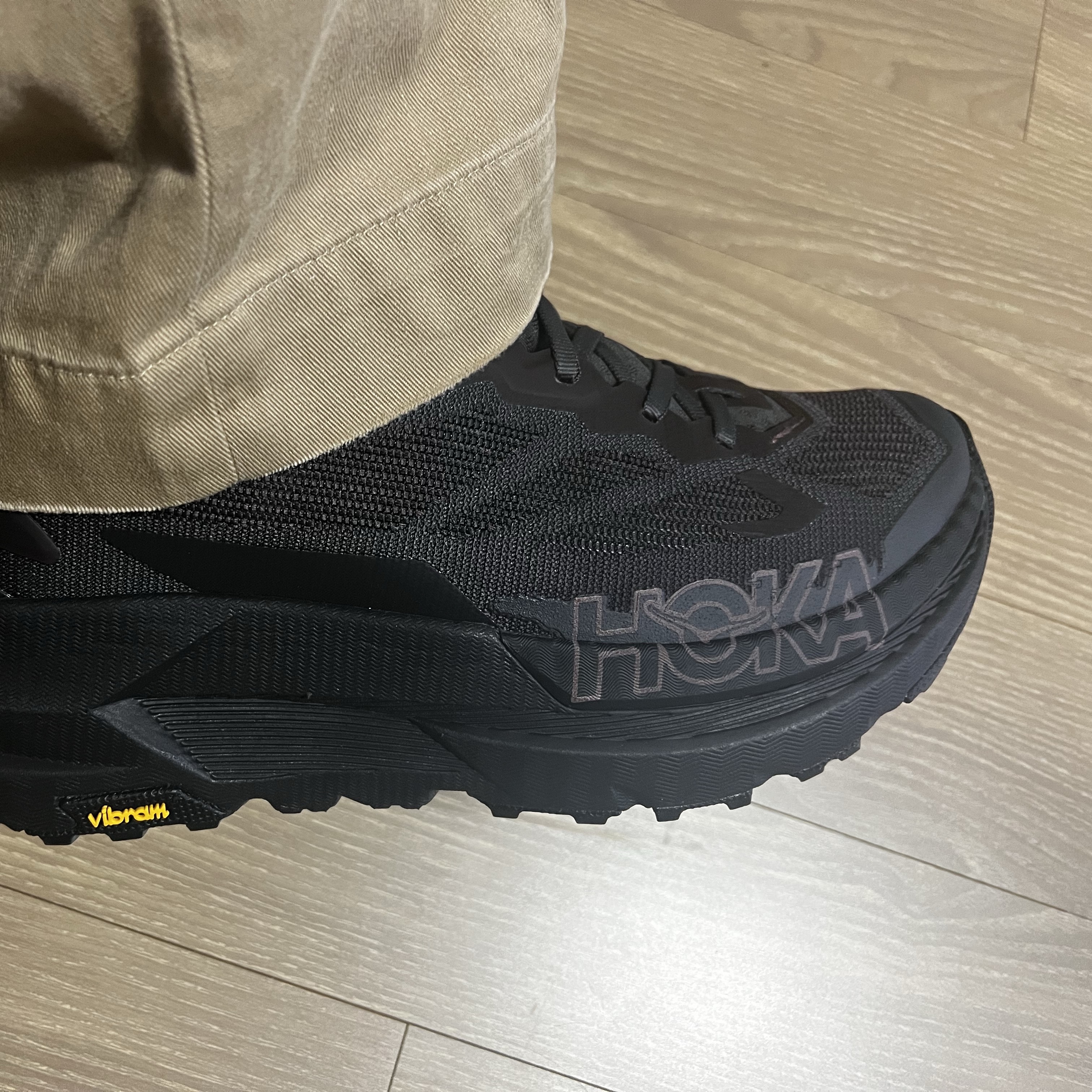 Hoka x J.L-A.L Mafate Jet Black Espresso 착용 스타일 - 4