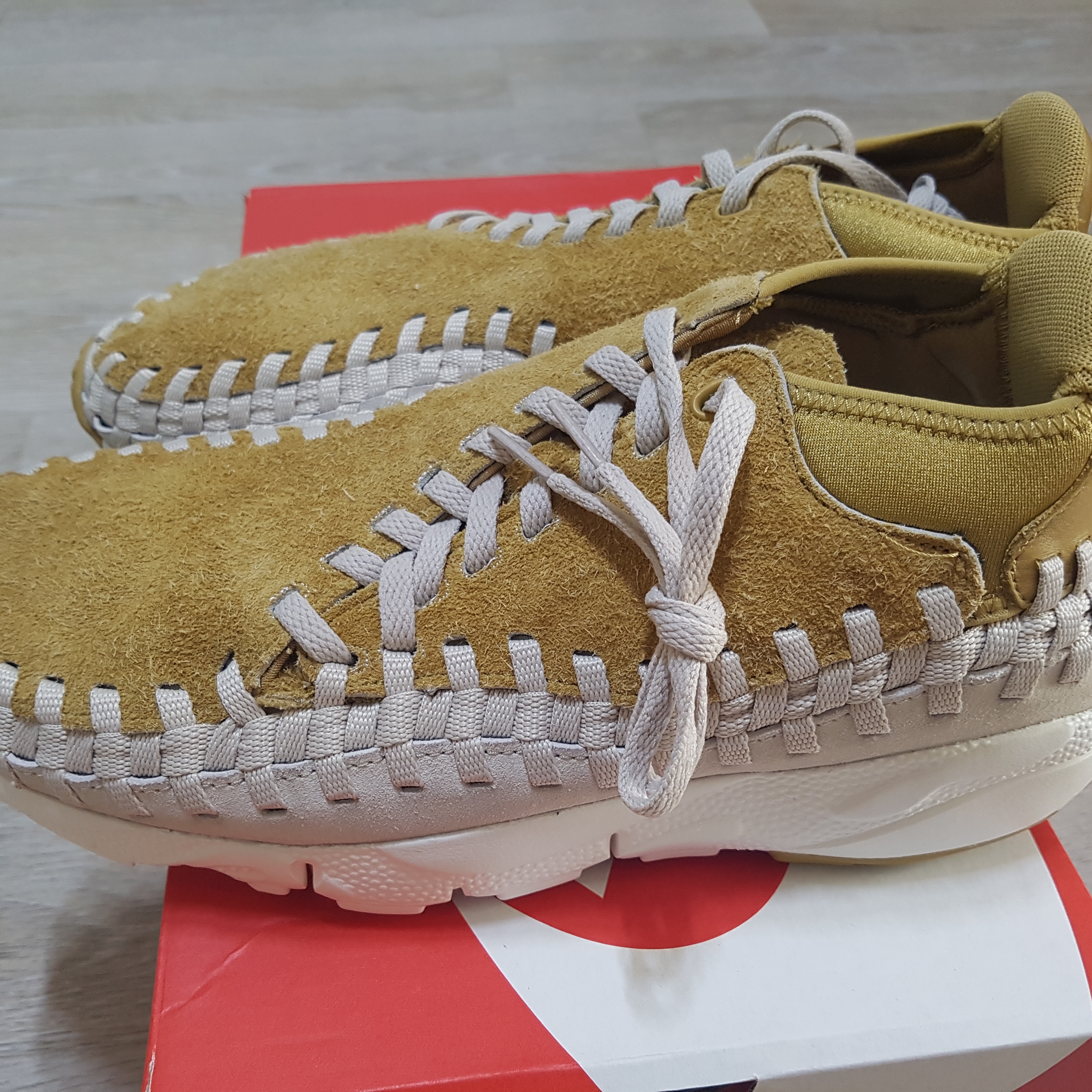 Nike Air Footscape Woven Chukka Flat Gold 착용 스타일
