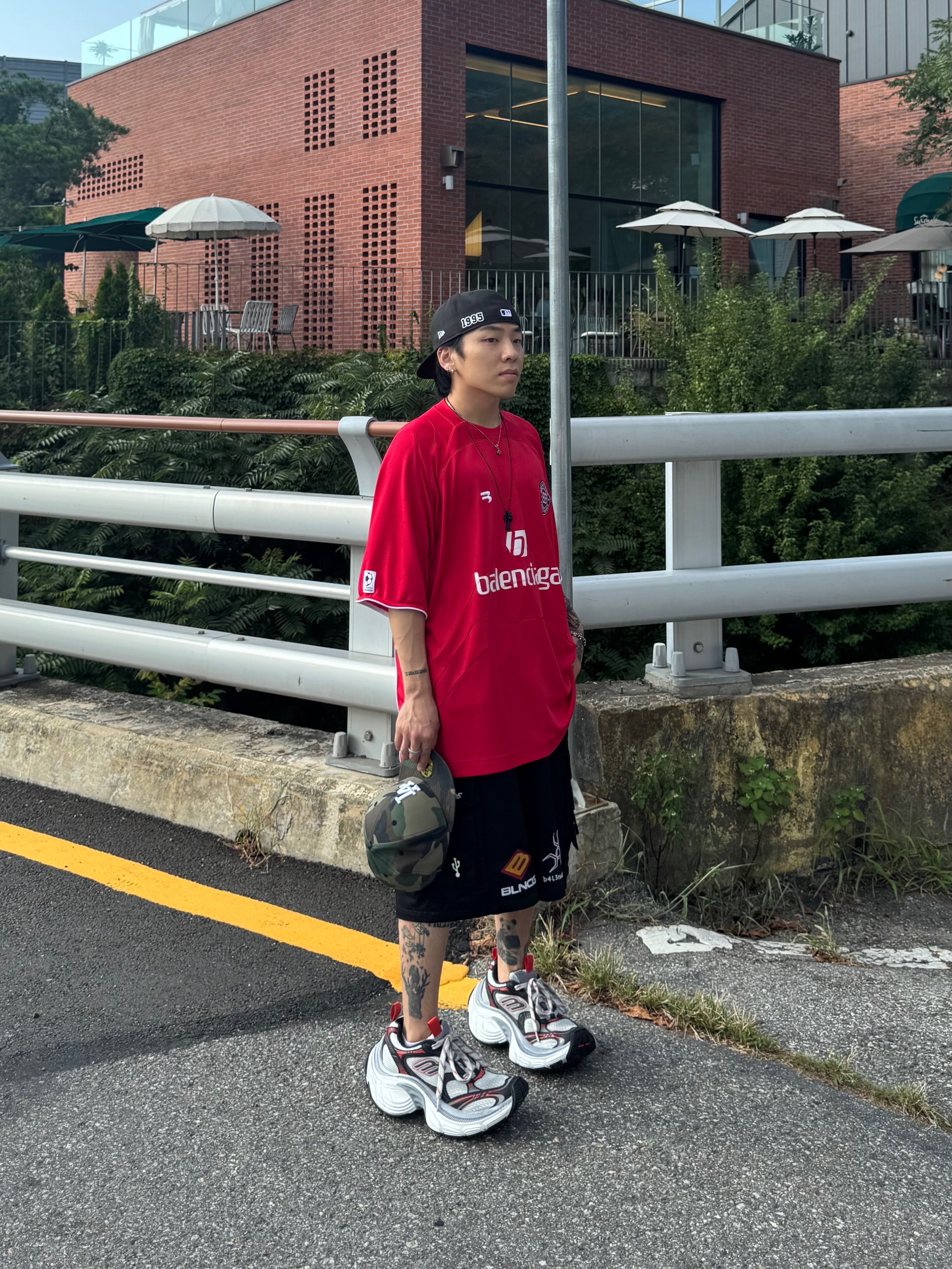Balenciaga 10XL Sneakers Grey White Red 착용 스타일 - 4