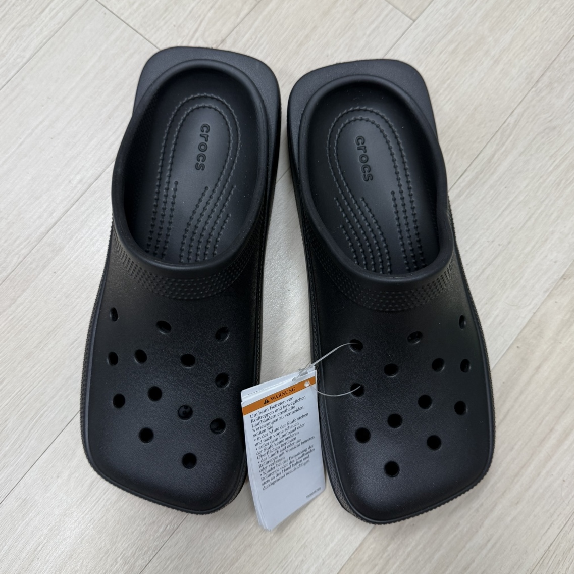 Crocs Classic Blunt Toe Clog Black 착용 스타일