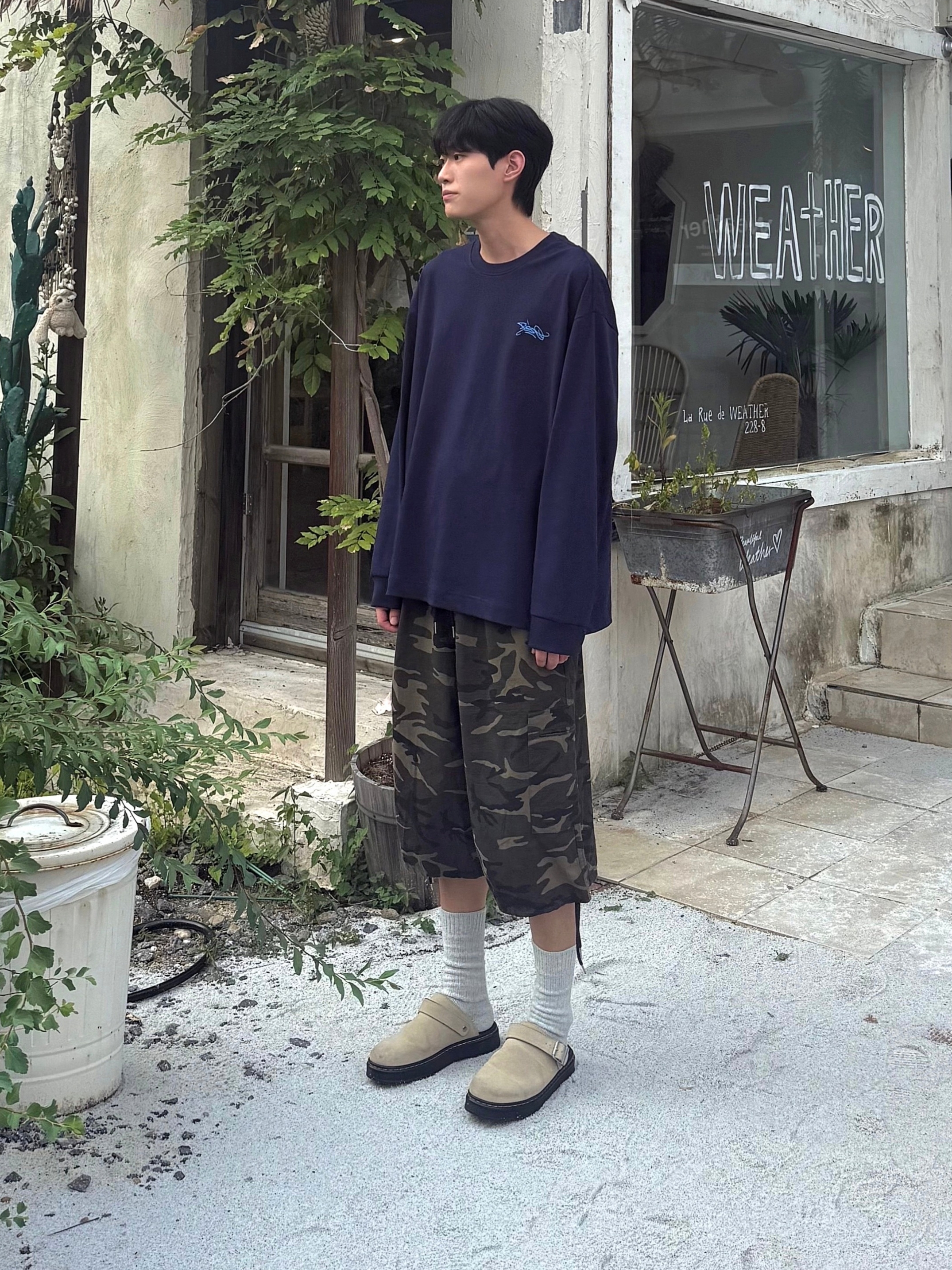 Dr. Martens Isham Desert Oasis Suede Mule Beige, Dr. Martens Isham Desert Oasis Suede Mule Beige 착용 스타일 - 3