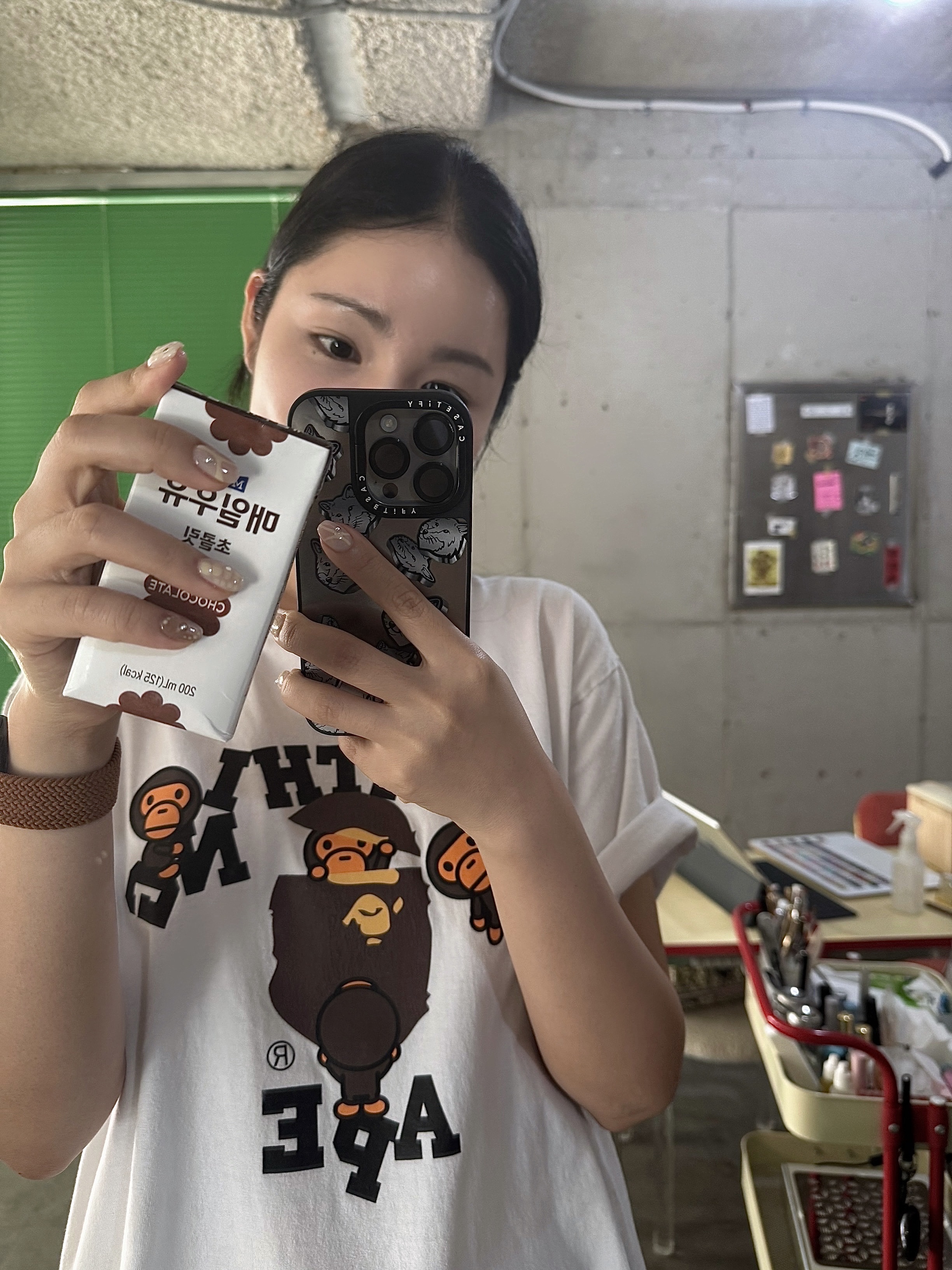 BAPE College Milo T-shirt White 착용 스타일 - 3