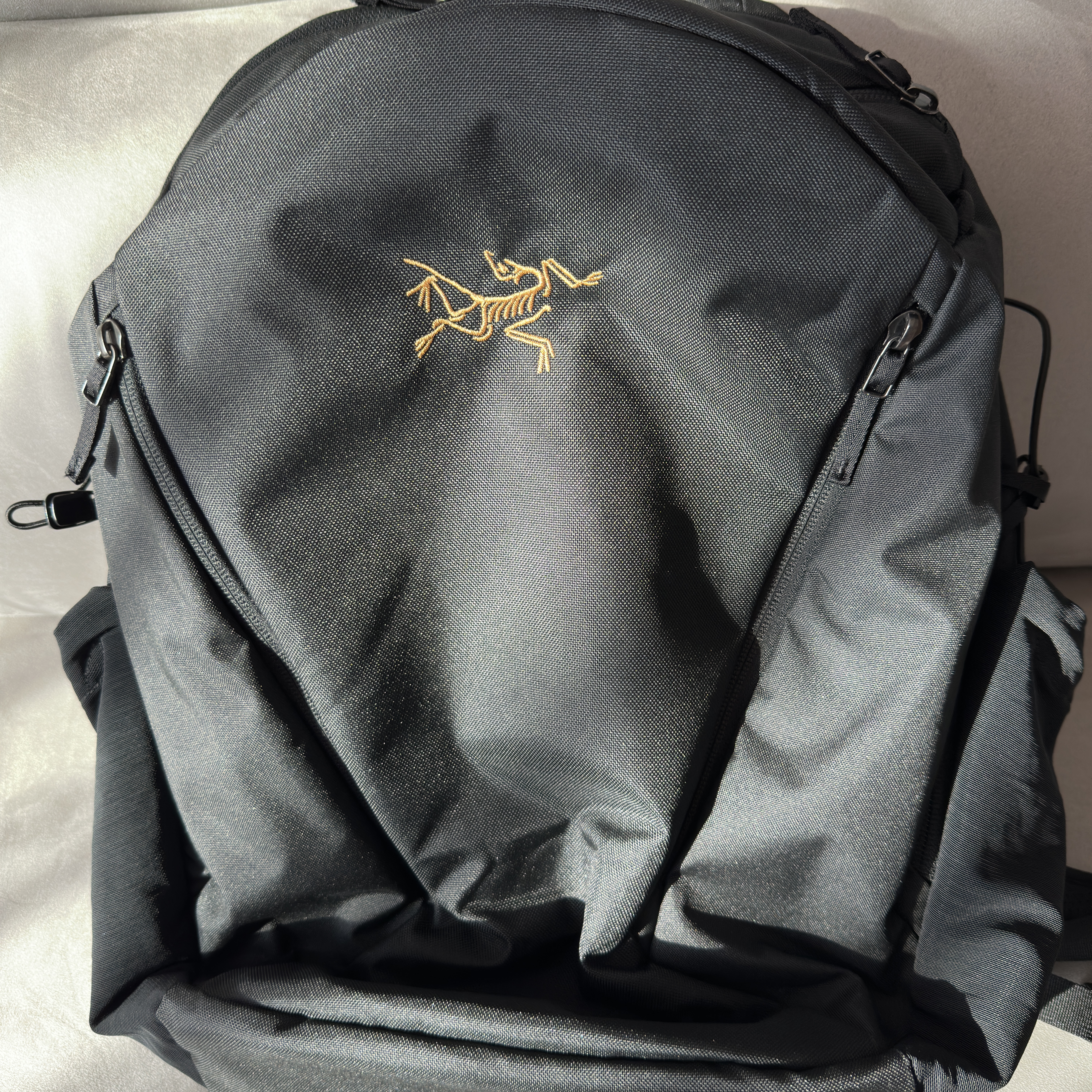 Arc'teryx Mantis 26 Backpack Black 착용 스타일