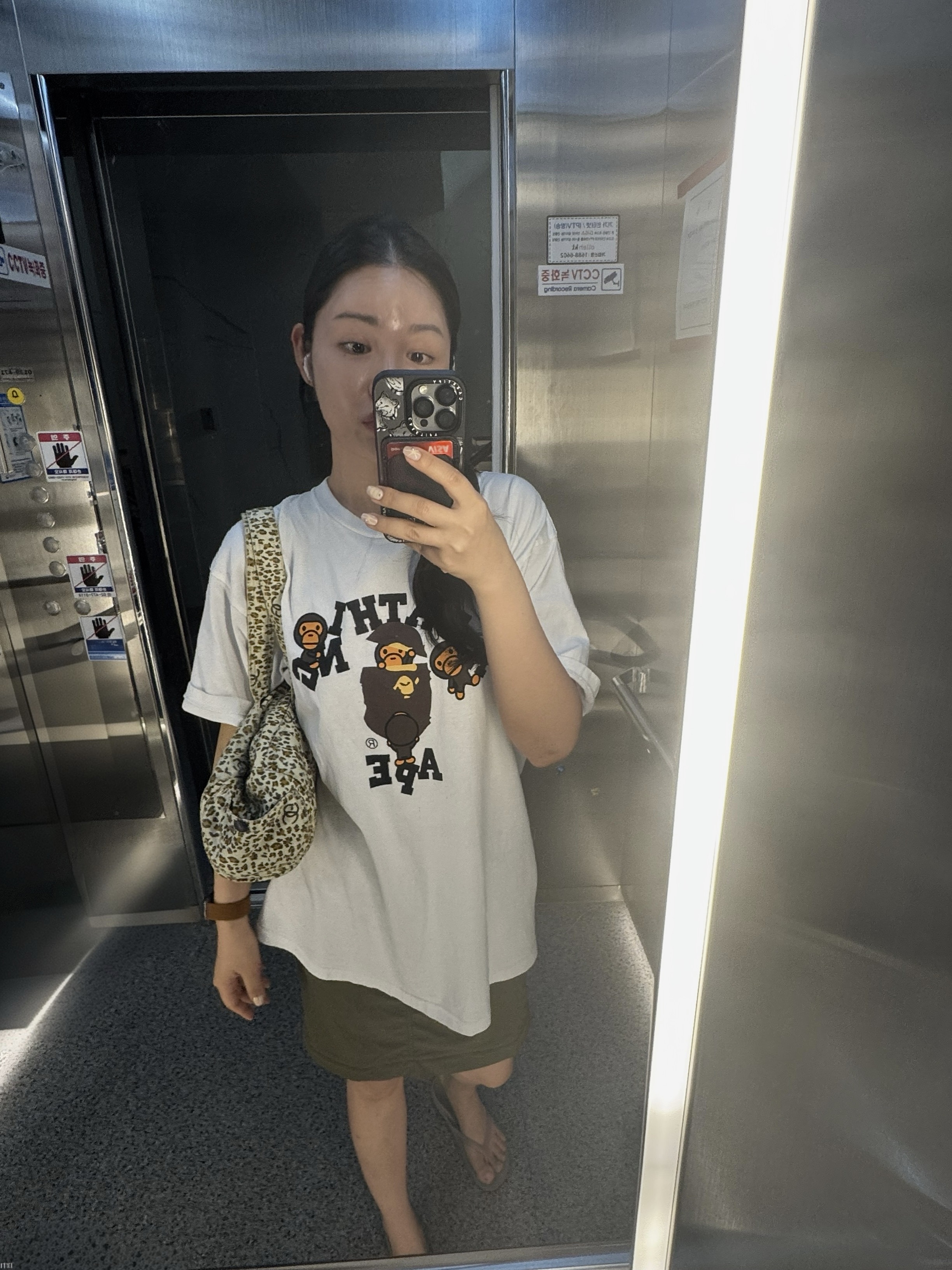 BAPE College Milo T-shirt White 착용 스타일 - 1