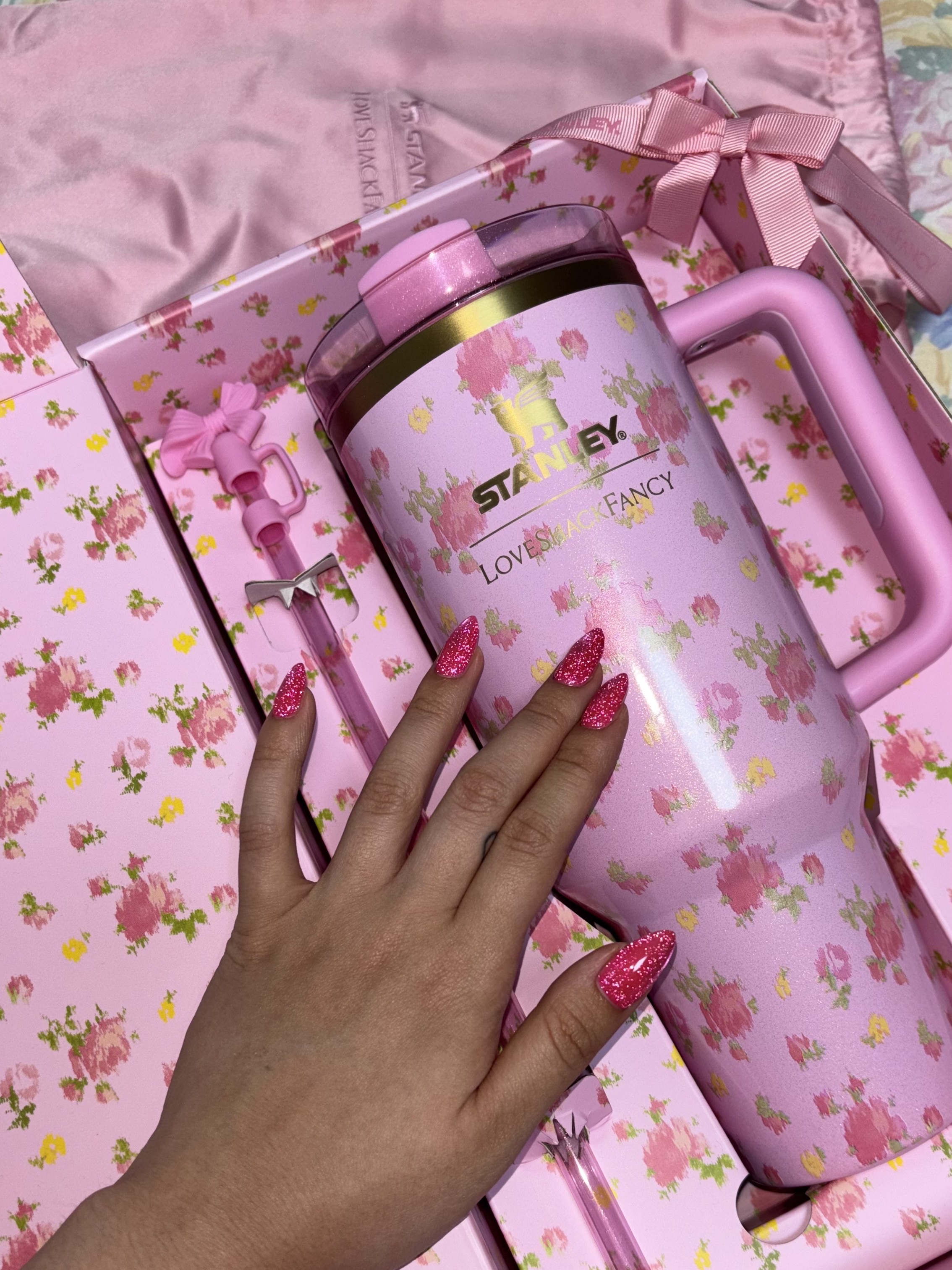 Stanley 1913 x LoveShackFancy Summer Quencher H2.0 Flowstate Tumbler 1.18L Ibiza Sunset 착용 스타일