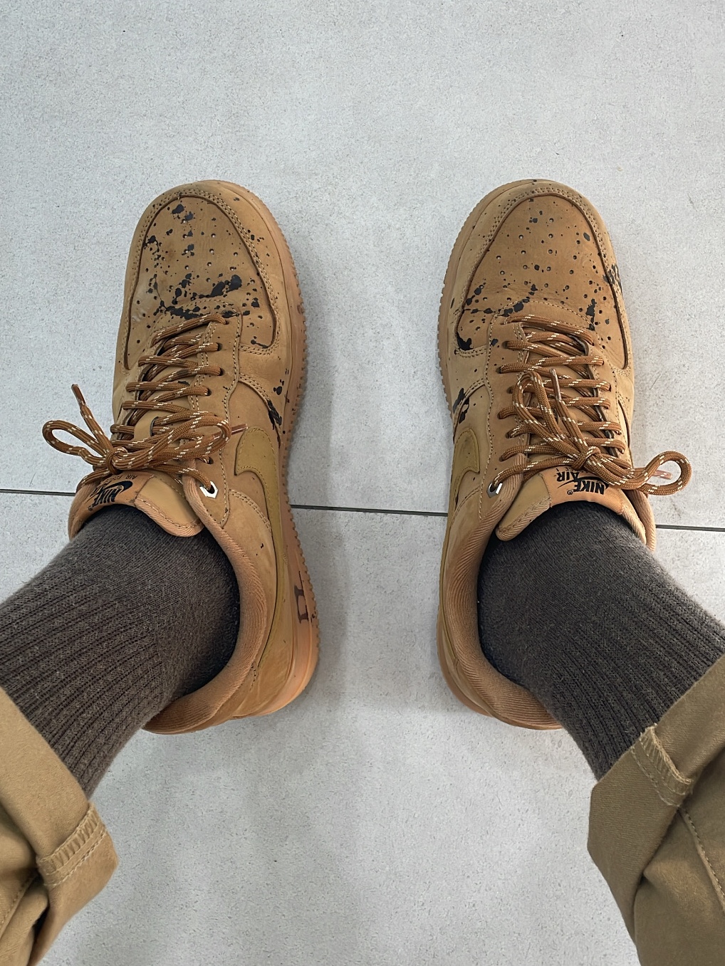 Nike Air Force 1 '07 WB Flax, Supreme x Ortlieb Small Messenger Bag Black - 24SS 착용 스타일 - 1