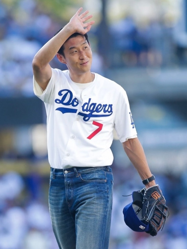 MM6 Maison Margiela Flared Jeans Blue, New Era 59Fifty MLB Seoul Series LA Dodgers Dark Royal 착용 스타일 - 3