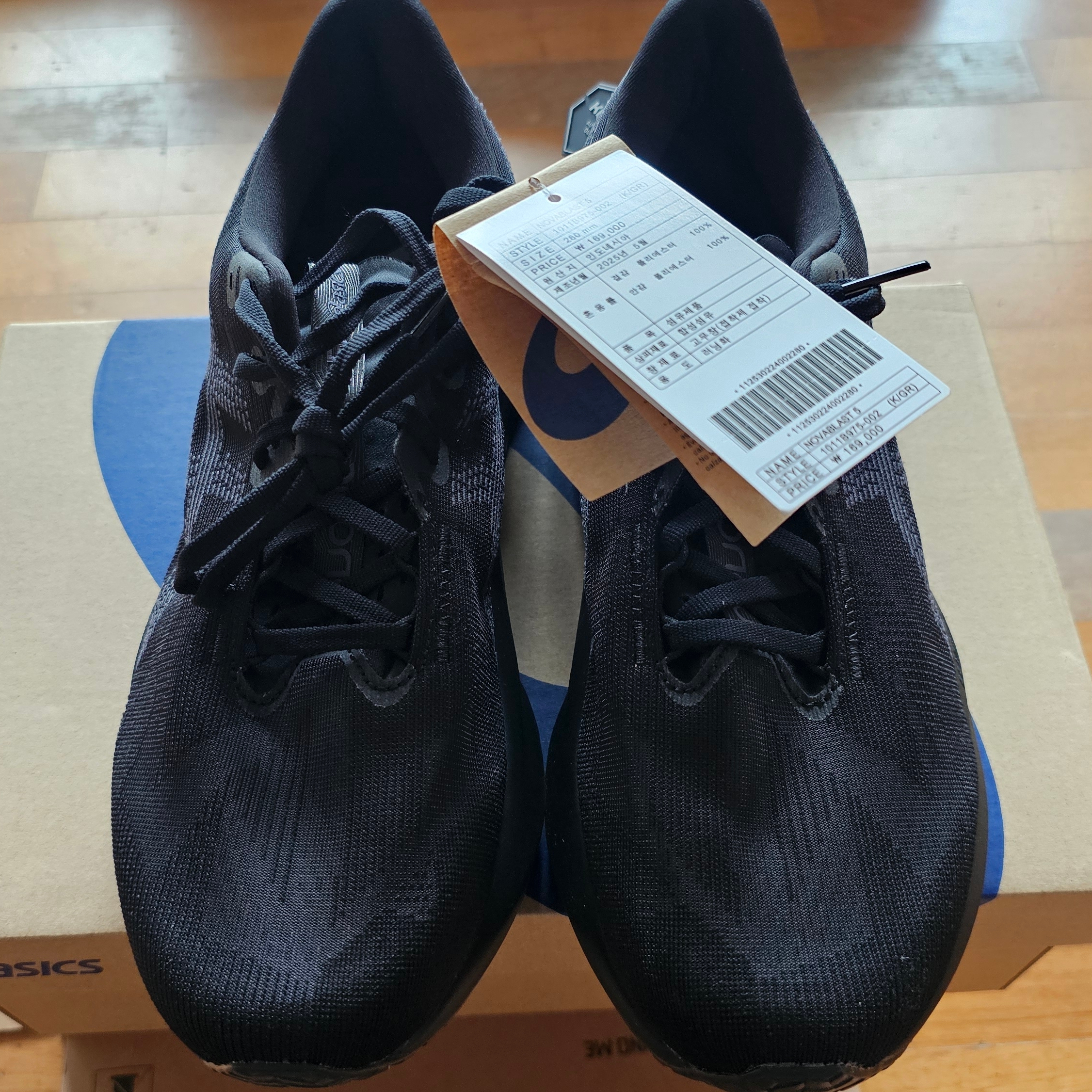 Asics Novablast 5 Black Carrier Grey - 2E Wide 착용 스타일 - 3