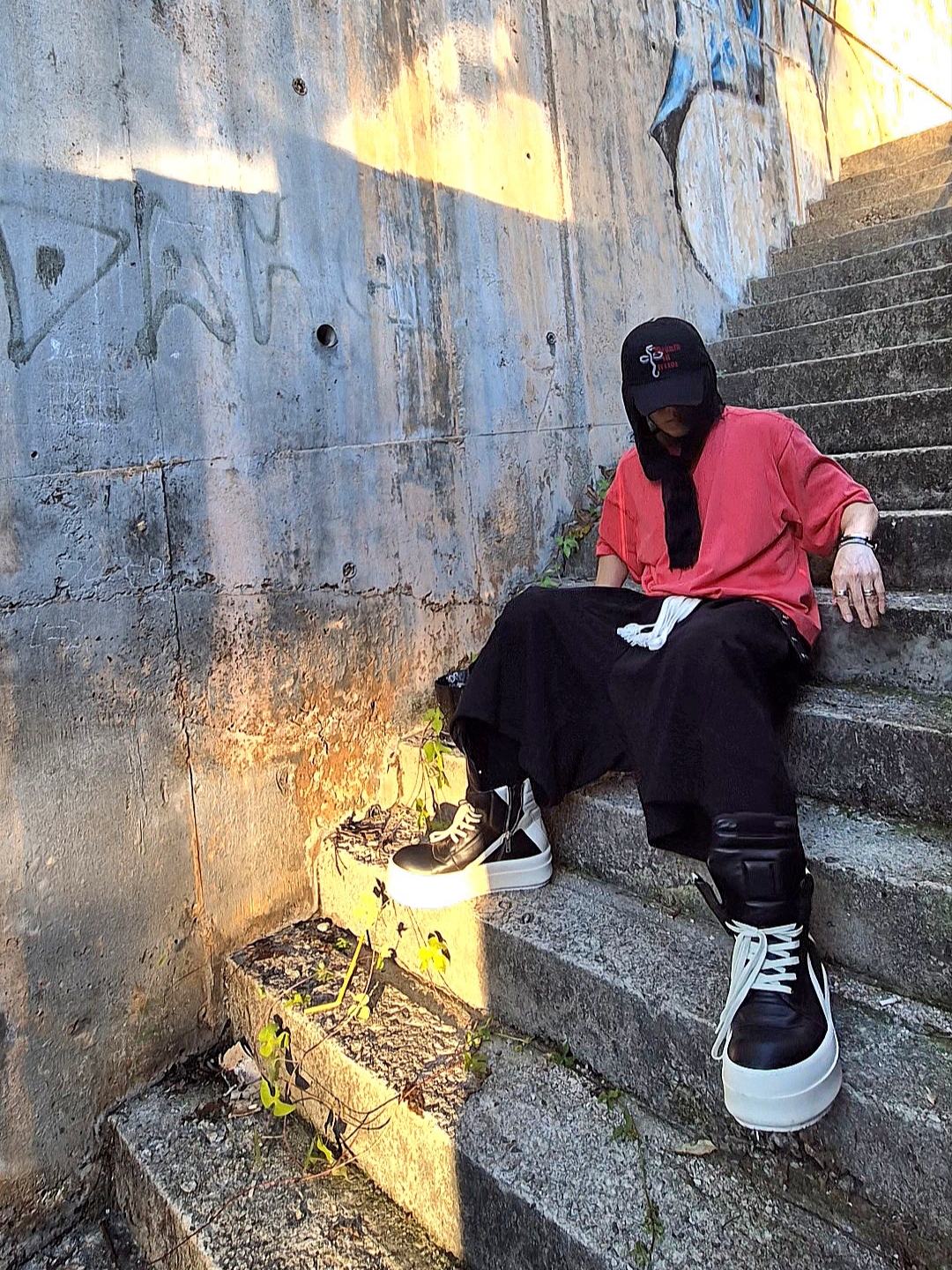 Rick Owens Hollywood Mega Bumper Geobasket in Full Grain Calf Leather Black Milk, Force Sensitive Fst Leather Long Belt 착용 스타일 - 1