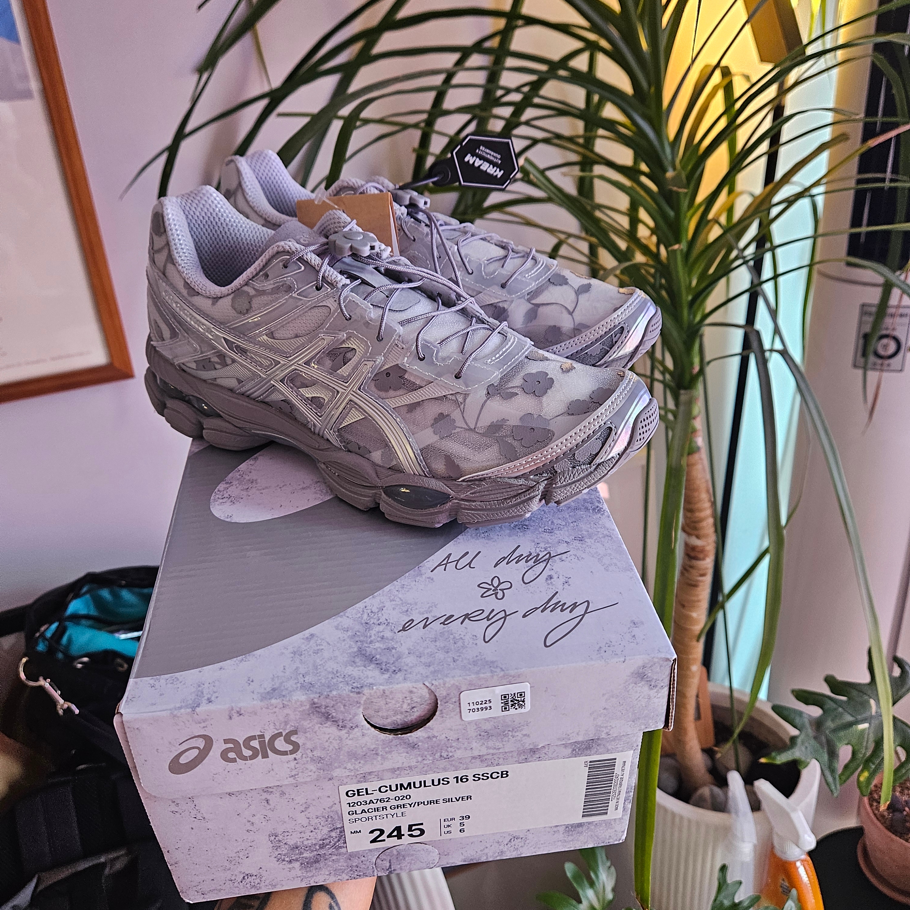 Asics x Cecilie Bahnsen Gel-Cumulus 16 Gray 착용 스타일 - 2