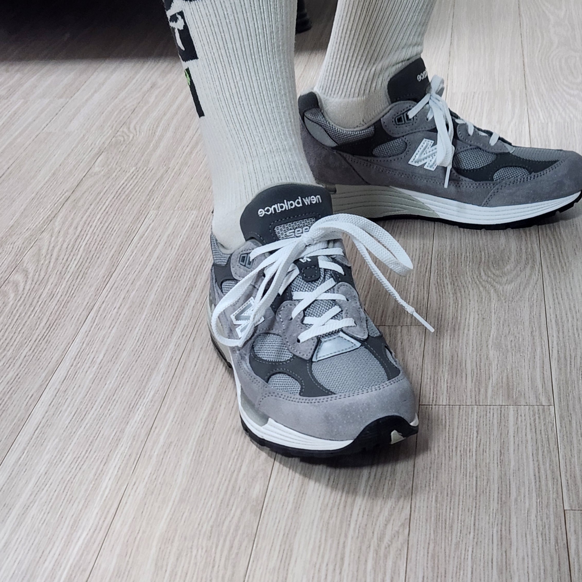 New Balance 992 Made in USA Core Grey Silver Metallic 착용 스타일 - 2