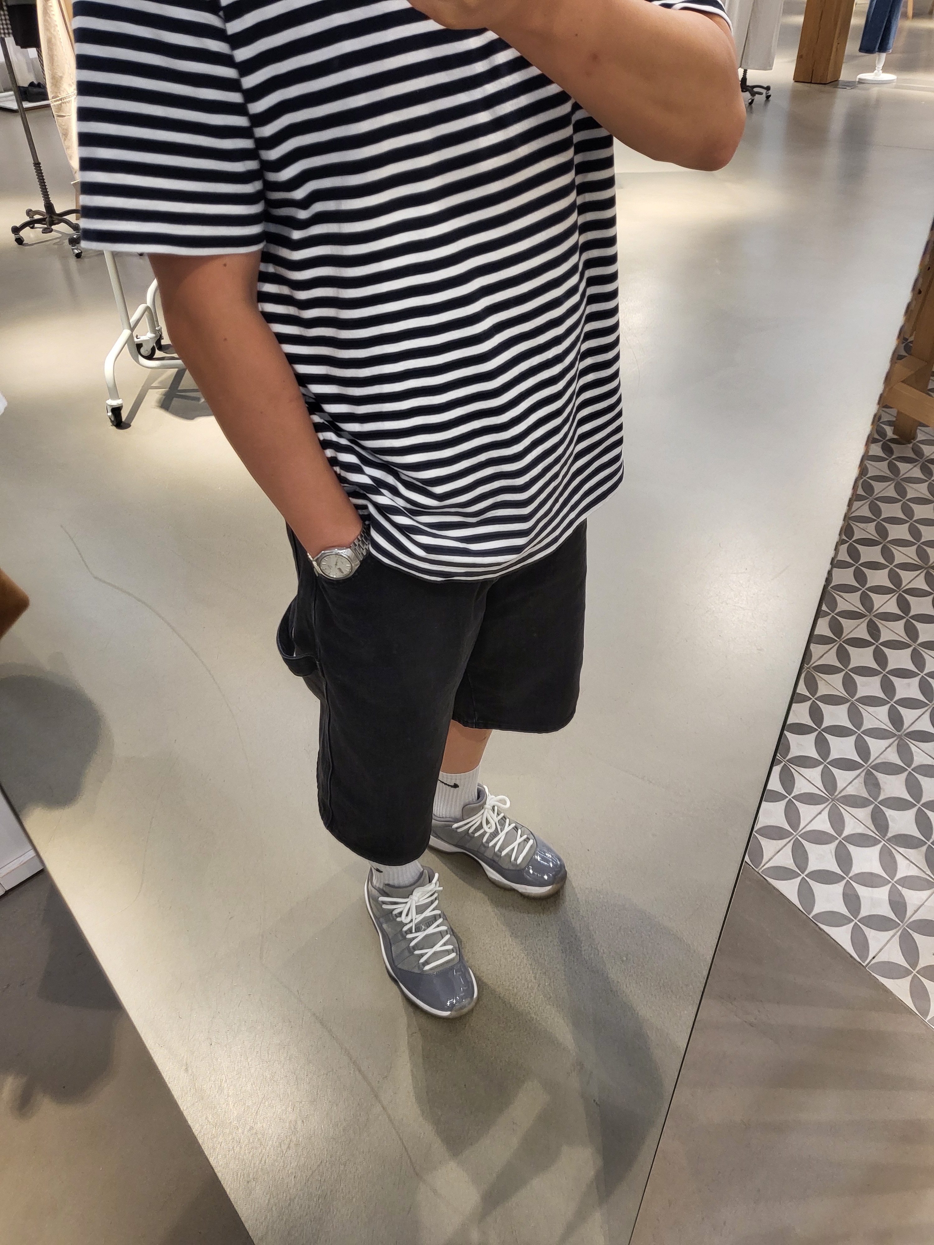 Jordan 11 Retro Low Cool Grey, Suade Carpenter Denim Shorts Black 착용 스타일