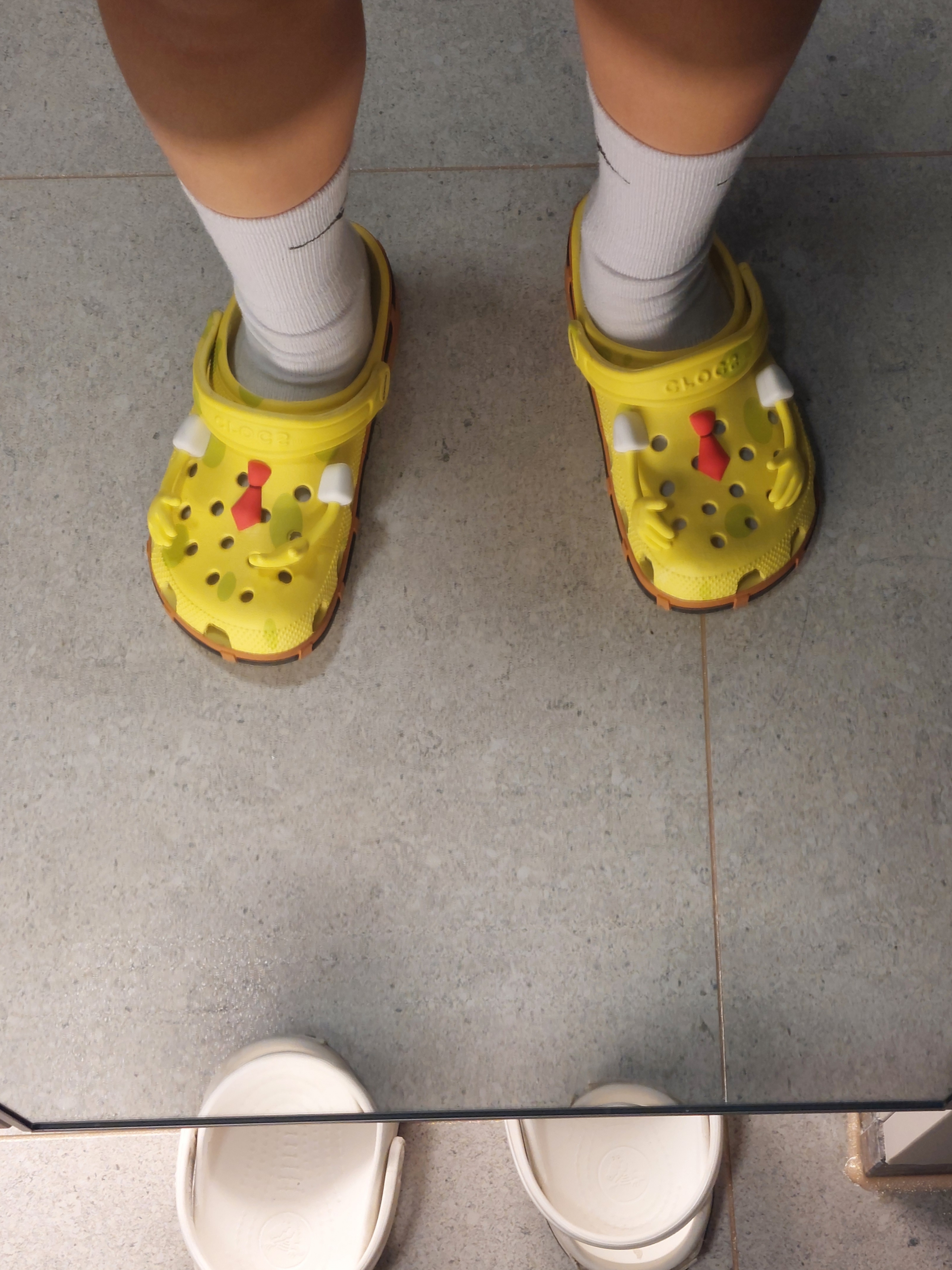 Crocs x Spongebob Classic Clog Banana 착용 스타일 - 2
