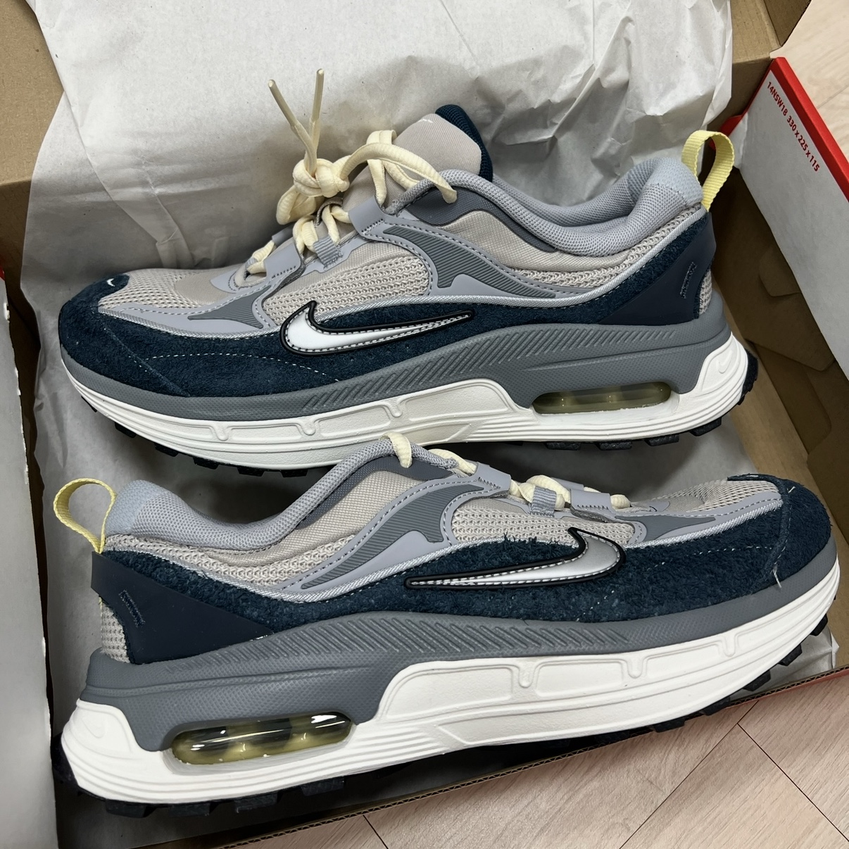 (W) Nike Air Max Bliss Light Iron Ore Armory Navy 착용 스타일