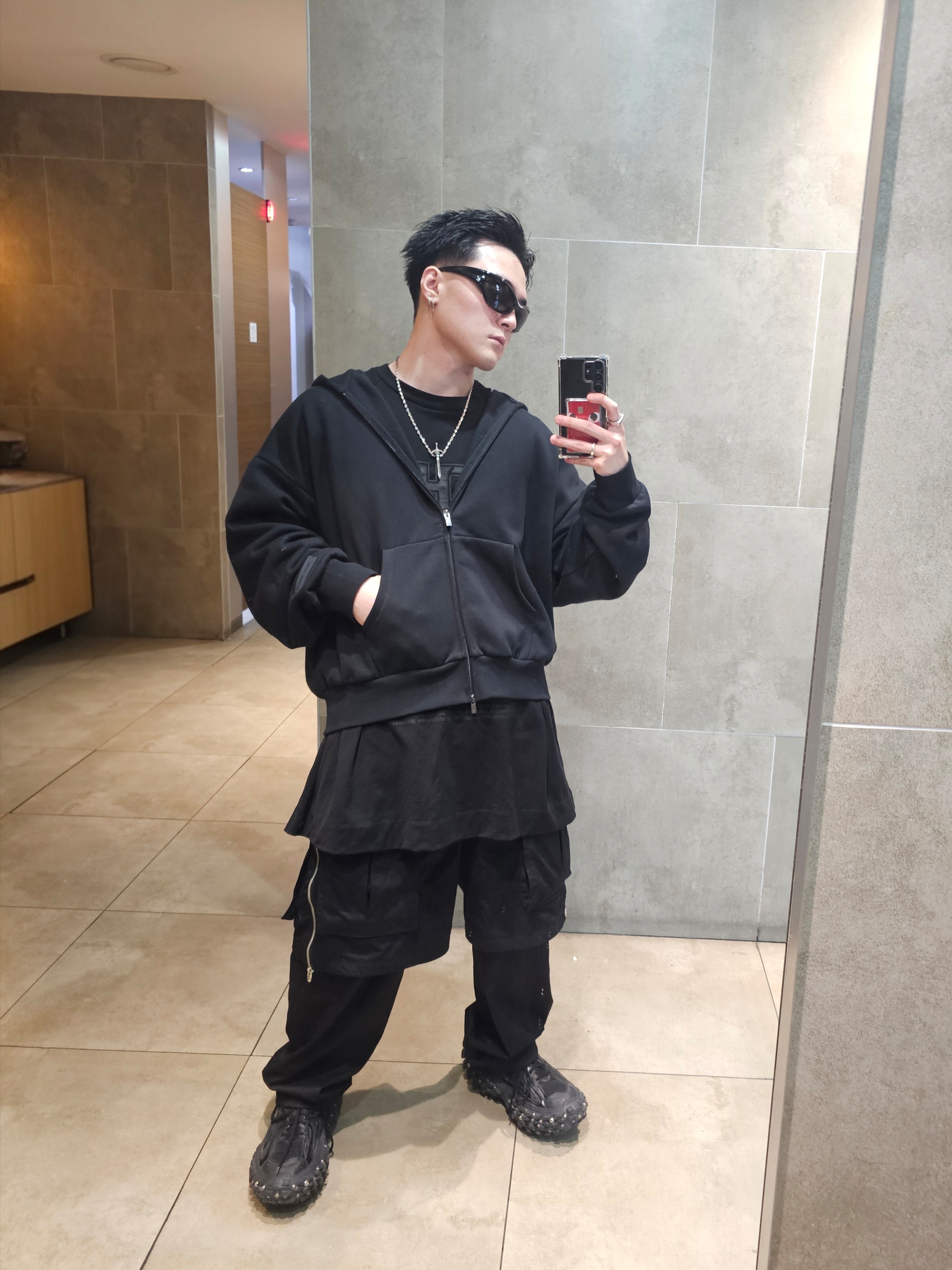 Balenciaga Bouncer Screw Sneakers Black 착용 스타일 - 1
