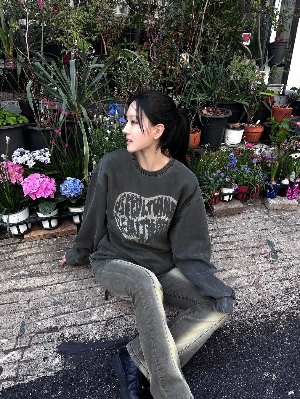 Knitted Knitted Pigment Heart Sweatshirt Charcoal 착용 스타일