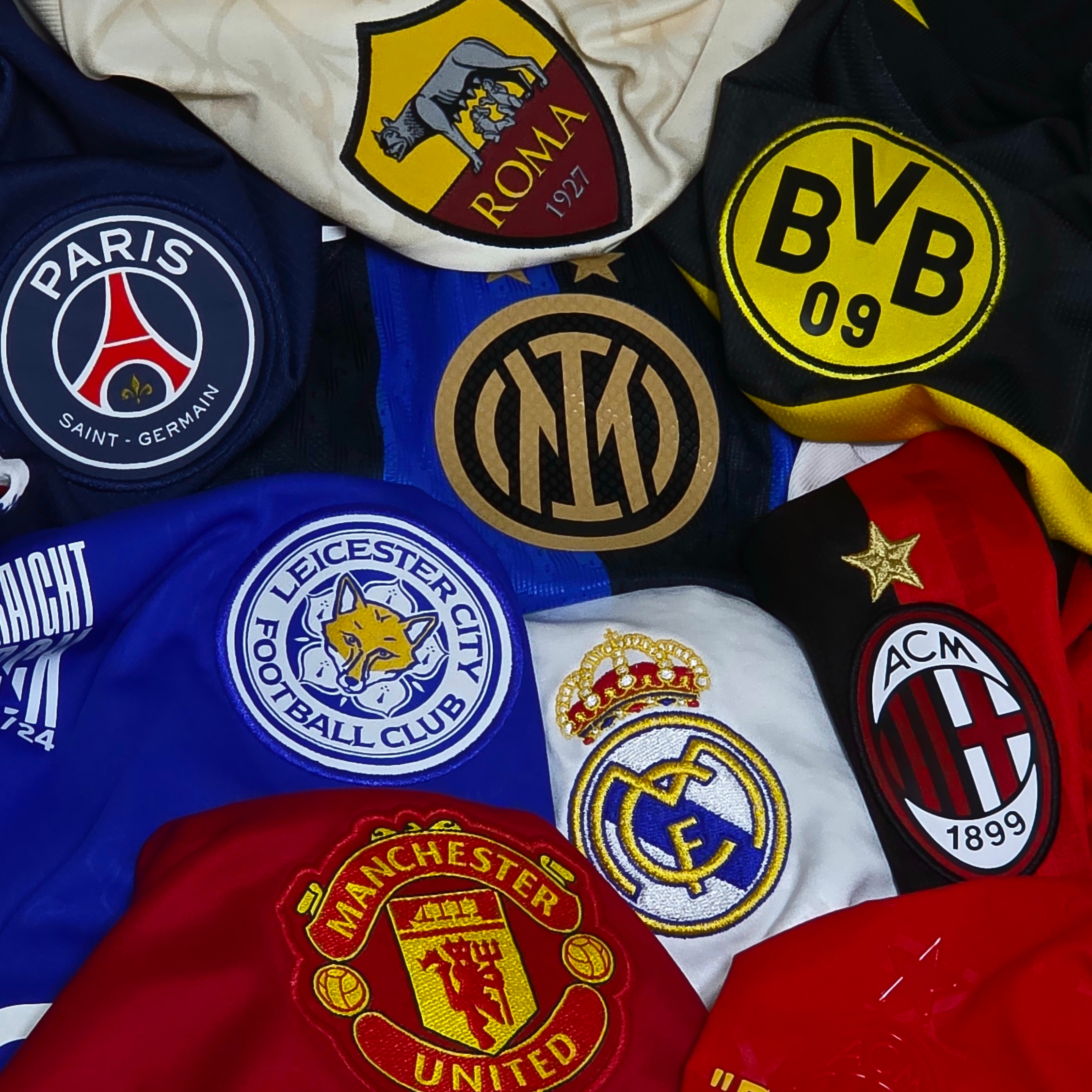 Nike Paris Saint-Germain 2024/25 Dri-Fit Stadium Home Replica Jersey Midnight Navy (Non Marking Ver.), Adidas Manchester United 2024/25 Home Jersey Manchester United FC Red - KR Sizing (Non Marking Ver.) 착용 스타일