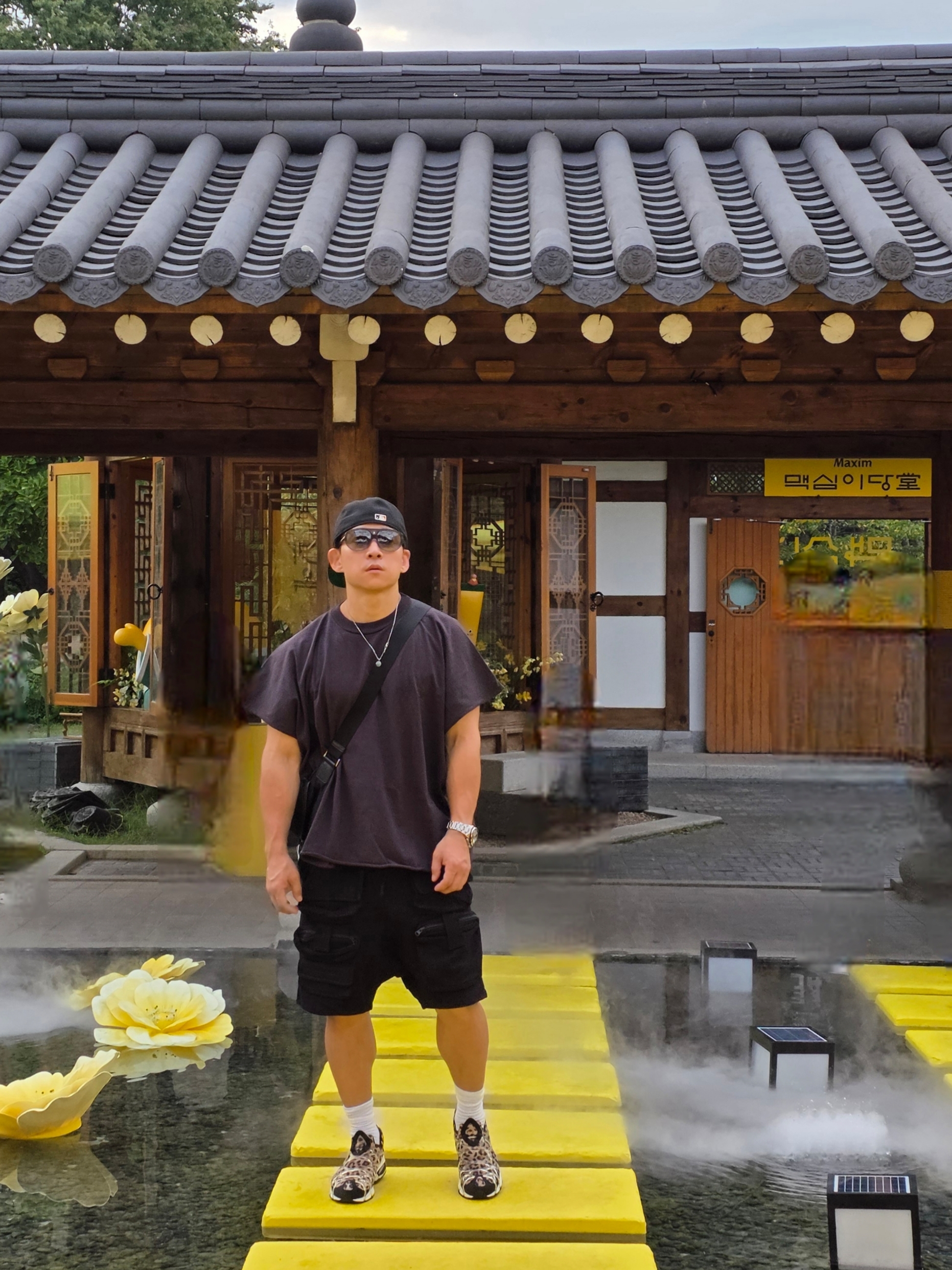 Essentials x New Era Sized Cap Black, Yeezy One Box T-Shirt Black 착용 스타일 - 2