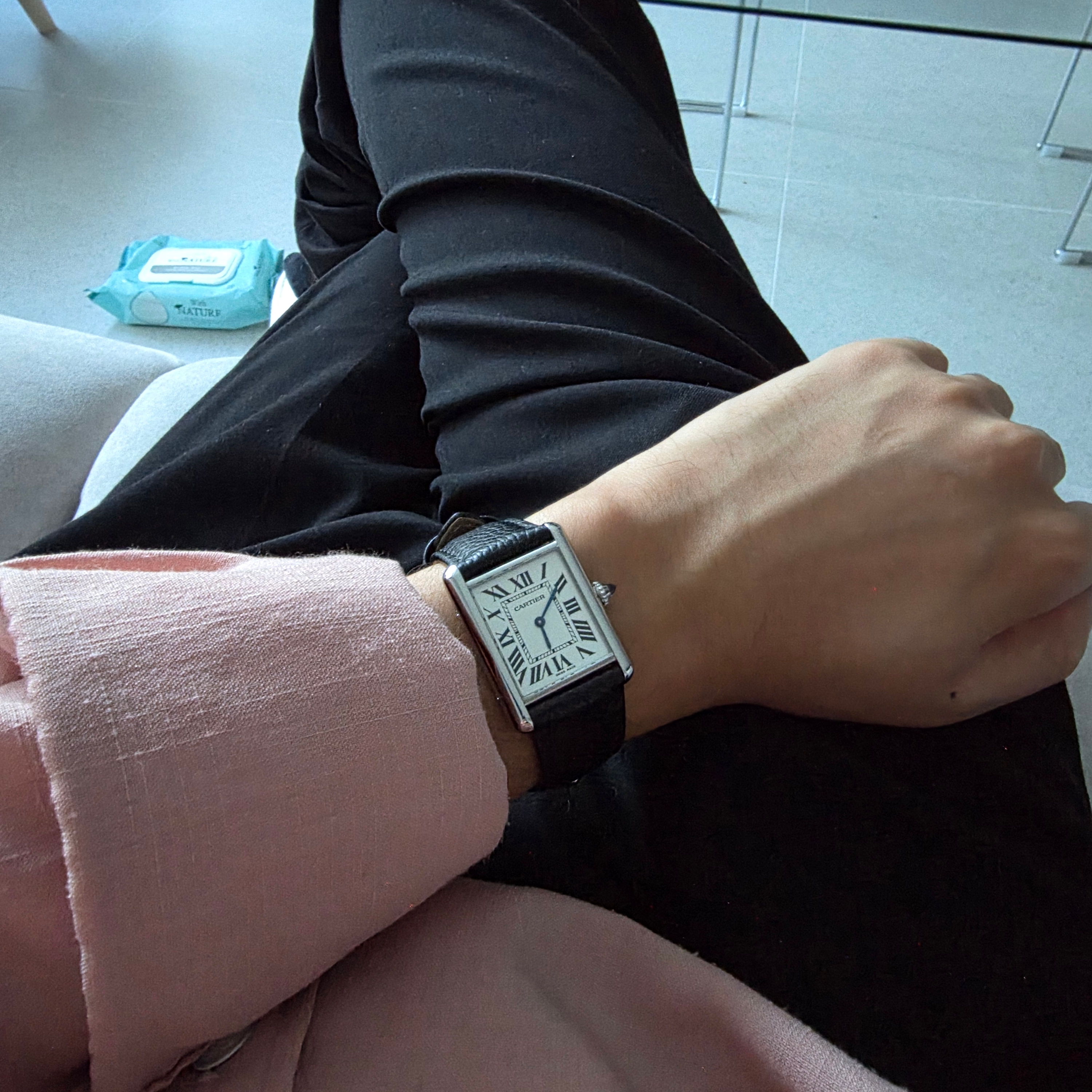 Cartier Tank Must Watch Large Quartz Steel Calfskin Black 착용 스타일