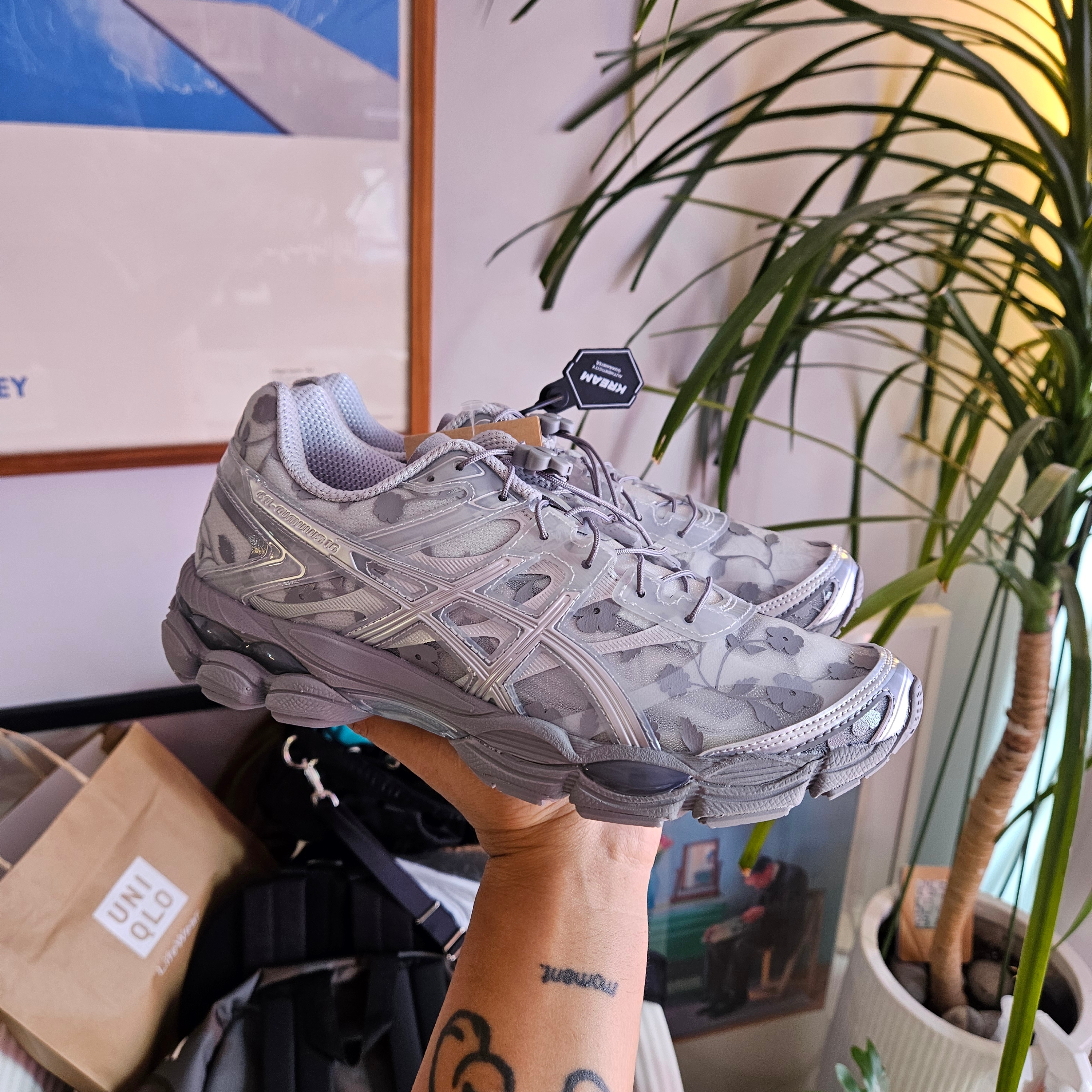 Asics x Cecilie Bahnsen Gel-Cumulus 16 Gray 착용 스타일 - 4